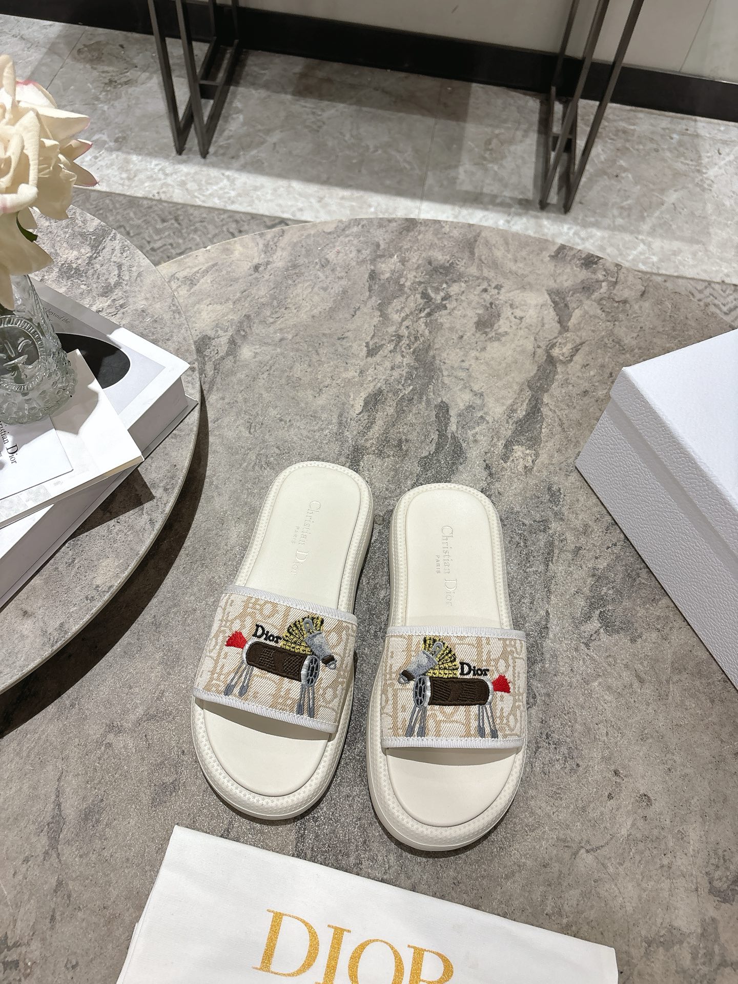 NO:750412,Dior 26ss Year of the Horse zodiac model. Instant success and instant money. Dior's new 3D three-dimensional glue letter slippers. A must-have item for summer beach vacations. Minimalist style, light and comfortable. The soles are original molded vacuum foam soles. Super fit to the feet. Upper kpu material with three-dimensional 3D feel. size35-39 (customized at 40.41), slippers, dior, dior, slippers.19860909Dior 26ss马年生肖款 马到成功 马上有钱 迪奥新款3D立体滴胶字母拖鞋 夏日沙滩度假必备单品 极简风格轻便舒适 鞋底原版开模抽真空发泡底 超贴合脚感 鞋面kpu材质立体3D感 size35-39（40.41定做）,拖鞋,dior,dior,slippers,Women's Shoes