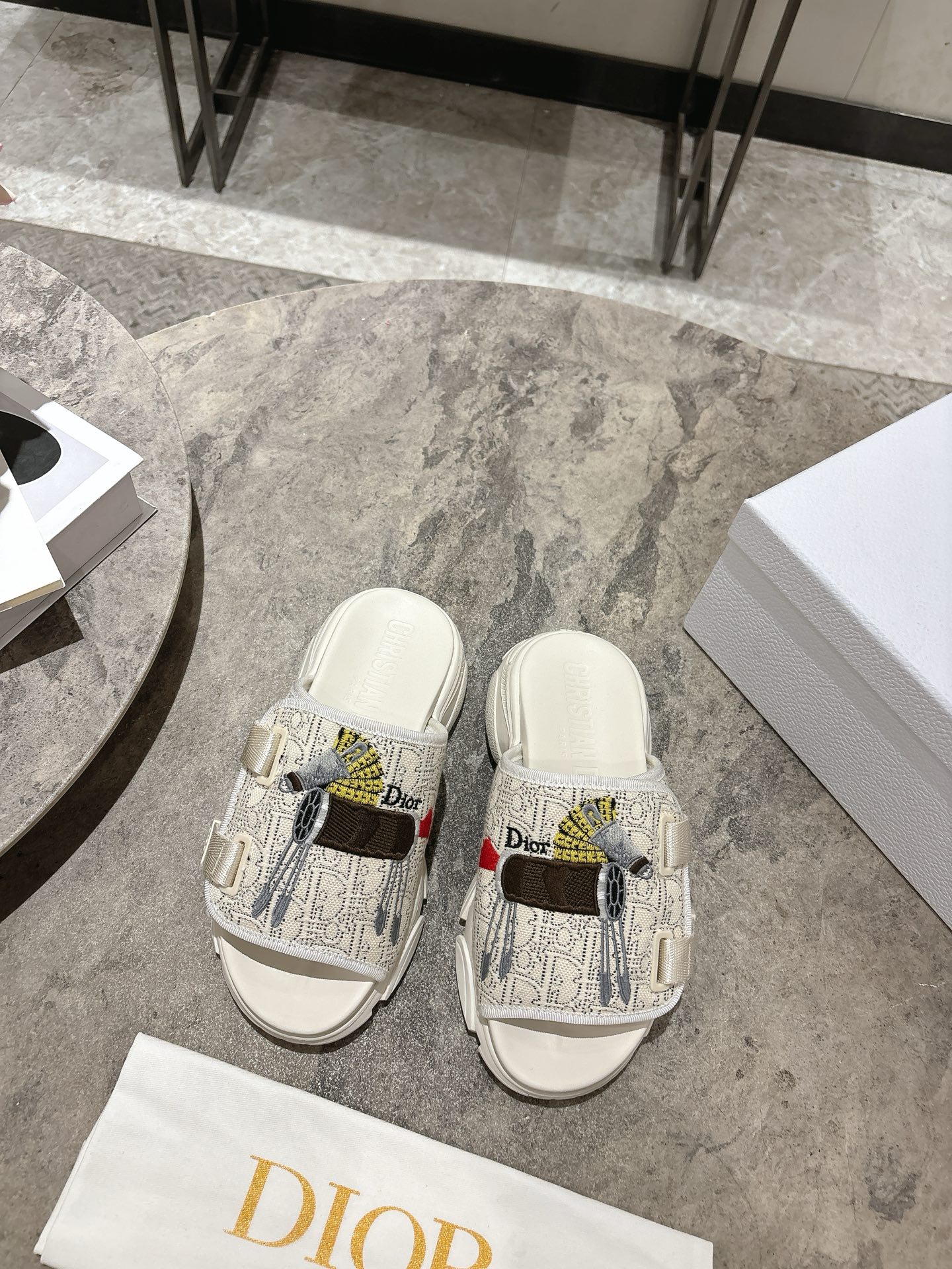 NO:750415,Dior 26ss Horse zodiac model. Instant success and instant money. New spring and summer D-embroidered thick-soled sports slippers. Very versatile and classic style. This casual shoe is carefully made of printed mesh fabric and matched with a soft foam outsole of the same color. The side of the outsole is decorated with the brand logo to create a classic shape. It is comfortable to wear and can be matched with various styles to highlight the modern style. The inner lining of the upper is made of original custom-made special electric embroidery material. The sole is original IP foam sole (lightweight).  Outsole thickness 5cm Size: 35-39 (40.41 customized, non-refundable and non-exchangeable), slippers, dior, slippers19860909Dior 26ss 马年生肖款 马到成功 马上有钱 春夏新款 D字刺绣厚底运动拖鞋 特百搭经典款式 此款休闲鞋采用印花网眼织物精心制作,搭配同色调软发泡大底,大底侧边饰以品牌logo,打造经典造型,穿着舒适,可搭配各式造型,彰显摩登风范. 鞋面内里原版定制特殊电绣材料 鞋底原版IP发泡鞋底（轻便） 大底厚度5cm 码数 : 35-39（40.41定做不退不换）,拖鞋,dior,slippers,Women's Shoes