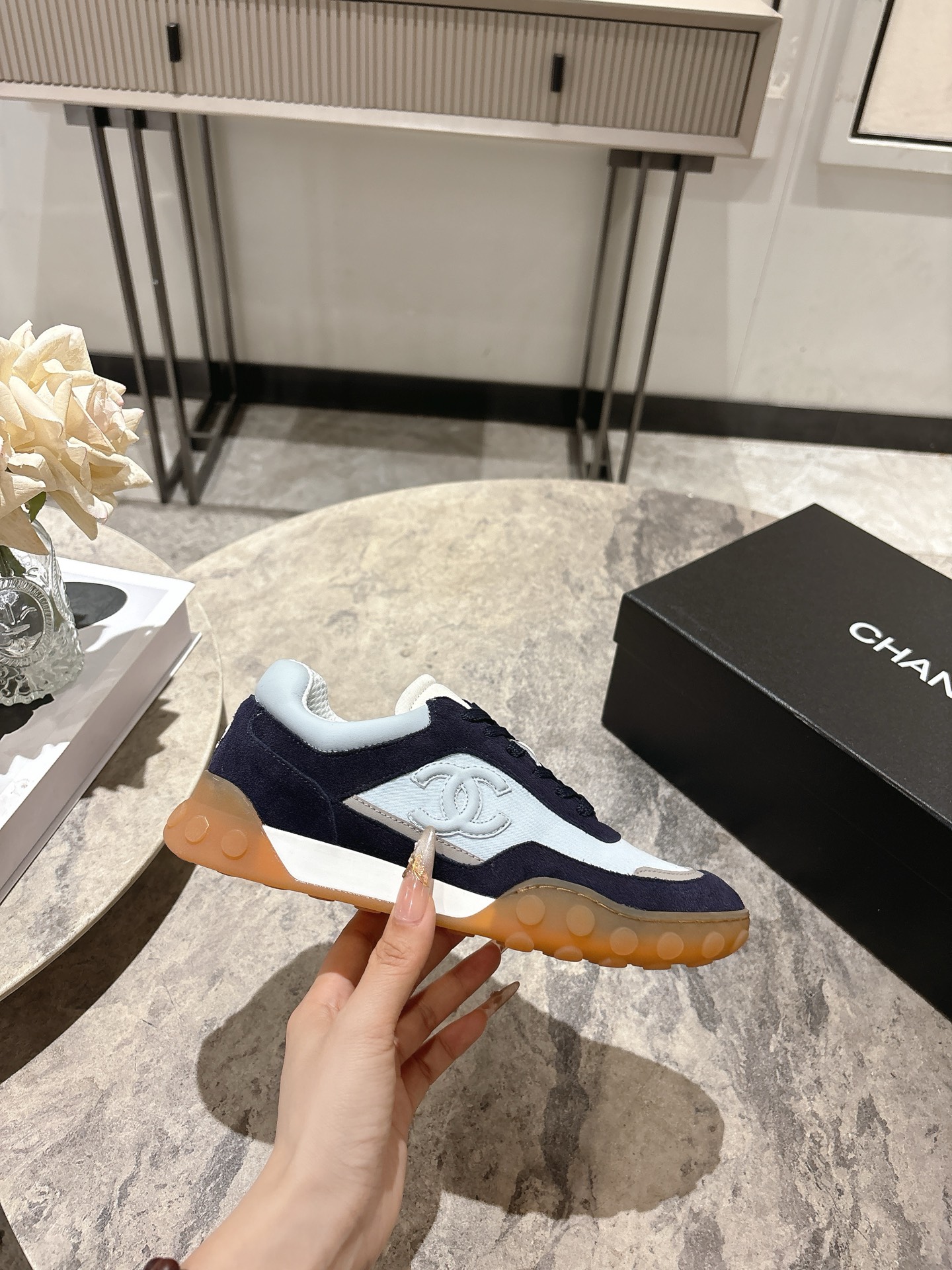 NO:921694,, Chanel 26S Chanel's new early spring sports shoes, Forrest Gump shoes, moral training shoes, directly on the feet, the real thing is much more stunning than the picture!  The fit is super flattering and makes your feet look slimmer. It looks so handsome when you wear it, and it makes your aura full~ The soft elastic soles are non-slip and comfortable, so you won’t feel tired after wearing them for a long time, and you won’t feel stressed when you go shopping. The four high-end and durable colors are suitable for daily casual and travel wear. They look great with jeans, casual pants, skirts, and sweatshirts. Both appearance and comfort are online. Once you wear them once, you won’t want to take them off, and you won’t step into trouble if you close your eyes.  The versatile and versatile casual shoes that are a must-have for spring and summer!  Customized original rough cow suede twill upper, breathable mesh lining, original molded beanie sole, size 35-39 (customized at 40.41), casual shoes/sports shoes, chanel, chanel, sneakers, hoodie, sweatshirts, skirts, jeans19860909, Chanel 26S香奈儿早春新款 运动鞋 阿甘鞋 德训鞋 上脚直接封神,实物比图片惊艳太多！ 版型超正显脚瘦,穿起来帅炸了,气场直接拉满～ 软弹豆豆鞋底防滑又舒适,久穿不累、逛街暴走完全无压力. 四个高级耐看配色,日常休闲、出游穿搭都超合适, 配牛仔裤、休闲裤、半身裙、卫衣都超好看, 颜值与舒适度双双在线, 穿过一次就不想脱,闭眼入不踩雷, 春夏必备的百搭神仙休闲鞋！ 鞋面定制原版粗牛反绒斜纹布 内里透气网面 鞋底原版开模豆豆底 码数35-39(40.41定做),休闲鞋/运动鞋,chanel,chanel,sneakers,hoodie,sweatshirts,skirts,jeans,Women's Shoes