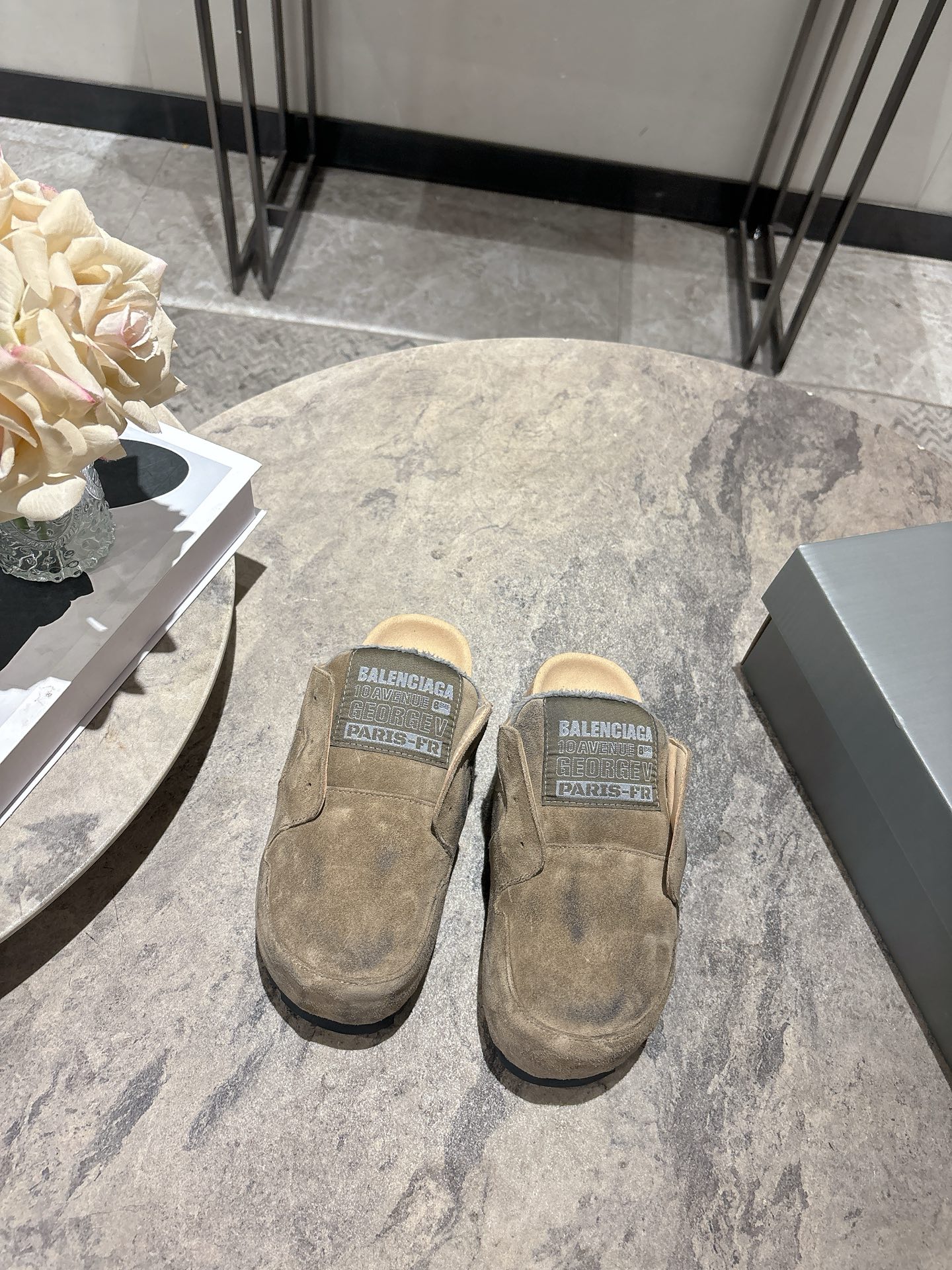 NO:921761,Upgraded version for women and men 10, Balenciaga couples style Balenciaga 26 spring and summer launches retro lazy style breaded Birkenstock shoes, small round toe baguette half slippers Balenciaga has made a new move, the 2026 spring series non-catwalk style 'Dumbo Mule' Mule shoes are officially unveiled, seizing the trend with its unique design!  This genderless series includes mules and short boots, made of distressed suede, with white, black and khaki colors to suit a variety of styles. The round toe box + oversized tongue has a retro and relaxed feel, the embroidered label on the tongue hides brand genes, and the cork insole is superimposed with a comfortable buff, which is both fashionable and practical. Size: Women 35-39  Male 39-44 (female 40 male 45 customized), half drag, balenciaga, balenciaga, boots, slippers19860909升级版女 男10, Balenciaga 情侣款巴黎世家26春夏开启复古慵懒风面包勃肯鞋 小圆头包头半拖鞋 Balenciaga 又搞新动作 2026 春季系列非走秀款「Dumbo Mule」穆勒鞋正式亮相,凭独特设计抢占潮流视野！ 这波无性别系列涵盖穆勒鞋与短靴,用做旧绒面革打造,白、黑、卡其色适配多元风格.圆形鞋头+超大鞋舌自带复古松弛感,鞋舌刺绣标签暗藏品牌基因,软木鞋垫叠加舒适buff,时髦与实穿性拉满. 码数:女35-39 男39-44(女40男45定做),半拖,balenciaga,balenciaga,boots,slippers,Women's Shoes