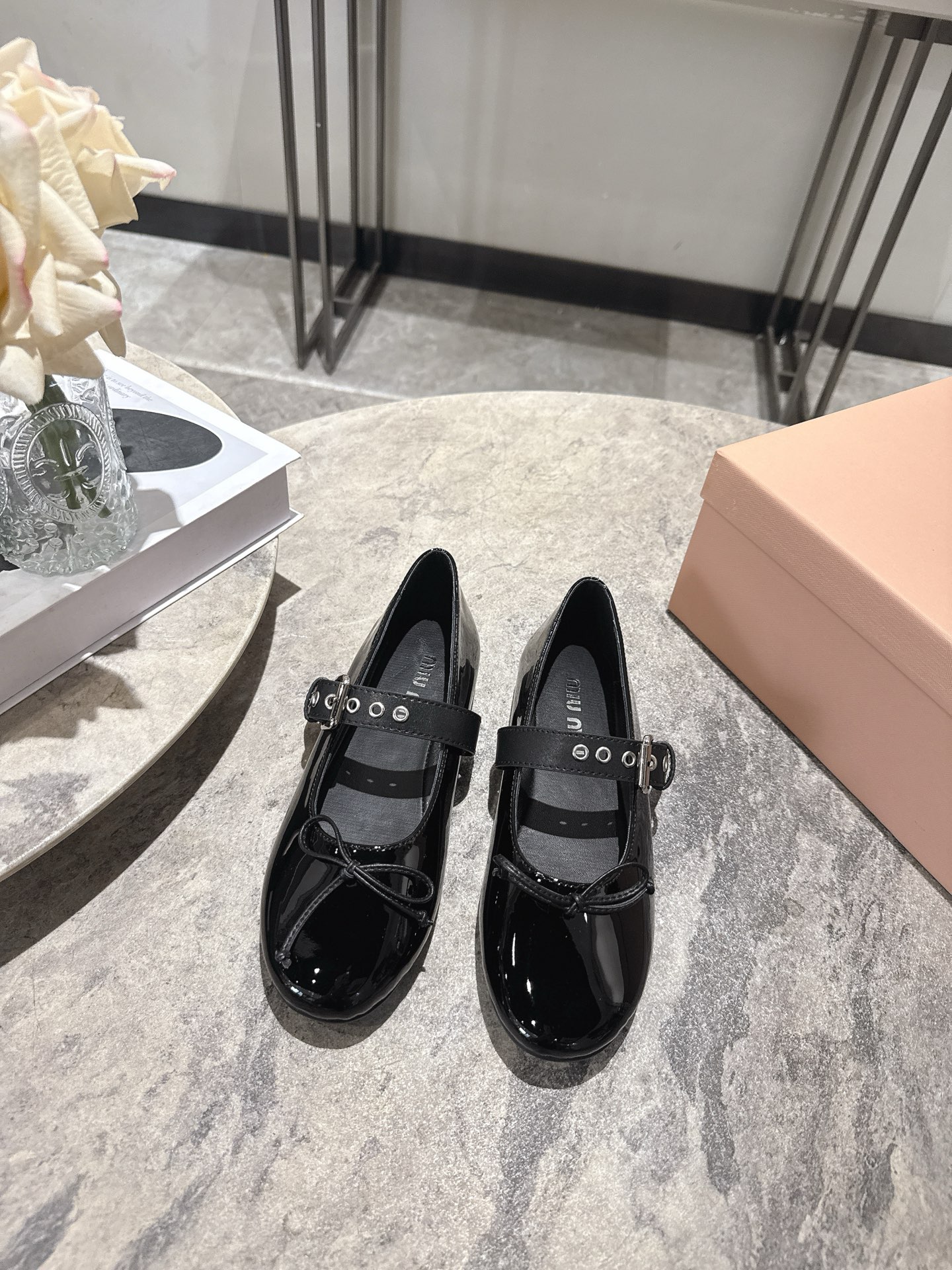 NO:921735,MiuMiu Miu Miu's latest fashion retro casual shoes, Mary Jane shoes, are the most photographed item in the official show. Many celebrity fashion bloggers are cultivating. Miu style is still as popular as ever. Fashionable and versatile, it can be salty or sweet. Whether worn barefoot or with socks, it is super age-reducing. Super versatile. The upper is imported high mercerized calfskin/cow patent leather. The lining is mixed sheepskin. The sole is original molded rubber outsole Size 35-40 (40)  Custom-made (non-returnable), ballet shoes, miumiu, mary jane, cowhide, sheepskin, socks19860909MiuMiu缪缪最新走秀款复古休闲鞋 玛丽珍鞋 官方秀场出镜率最高的单品 超多明星时尚博主种草 miu系穿搭还是一如既往的火 时髦百搭即可咸又可甜 无论光脚穿还是搭配袜子穿都超级减龄 超级无敌百搭 鞋面进口高丝光小牛皮/牛漆皮 内里垫脚混种羊皮 鞋底原版开模橡胶大底 Size35-40（40 订做不退换）,芭蕾舞鞋,miumiu,mary jane,cowhide,sheepskin,socks,Women's Shoes