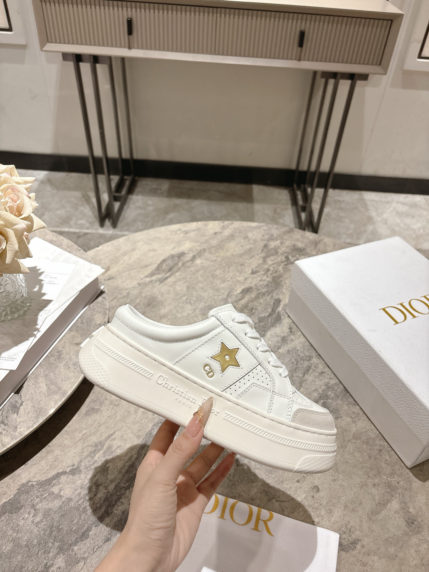 NO:780776,Dior Dior 26 spring and summer CD platform thick-soled casual sneakers, white shoes and half slippers!  Carefully crafted from suede and white smooth cow leather, it is decorated with a gold/silver five-pointed star printed logo on the side. The tongue, sole and back side are decorated with various special details to enhance the style. The eyelet details, topstitching and rubber panels highlight the dynamic charm of its sports style. It can be matched with all kinds of clothing for a sophisticated look. The upper is made of original custom calfskin. The original molded LP outsole (super light and not tiring on the foot). Bottom thickness: about 5.5cm  Size: 35-39 (40.41 custom-made, non-returnable) Comes with original packaging, casual shoes/sports shoes, dior, dior, loro piana, sneakers, cowhide19860909Dior迪奥 26春夏CD松糕厚底休闲运动鞋小白鞋半拖！ 采用反绒皮和白色光滑牛皮革精心制作,侧面饰以金色/银色五角星印花标志,鞋舌、鞋底和后侧饰以各种特色细节提升格调,而孔眼细节、缉面线和橡胶镶片更是突显其运动风格的动感魅力,可搭配各式服饰,打造精致. 鞋面采用原版定制小牛皮 原版开模lp大底(超轻盈上脚不累) 底厚:约5.5cm 码数:35-39（40.41订做不退换） 配原版包装,休闲鞋/运动鞋,dior,dior,loro piana,sneakers,cowhide,Women's Shoes