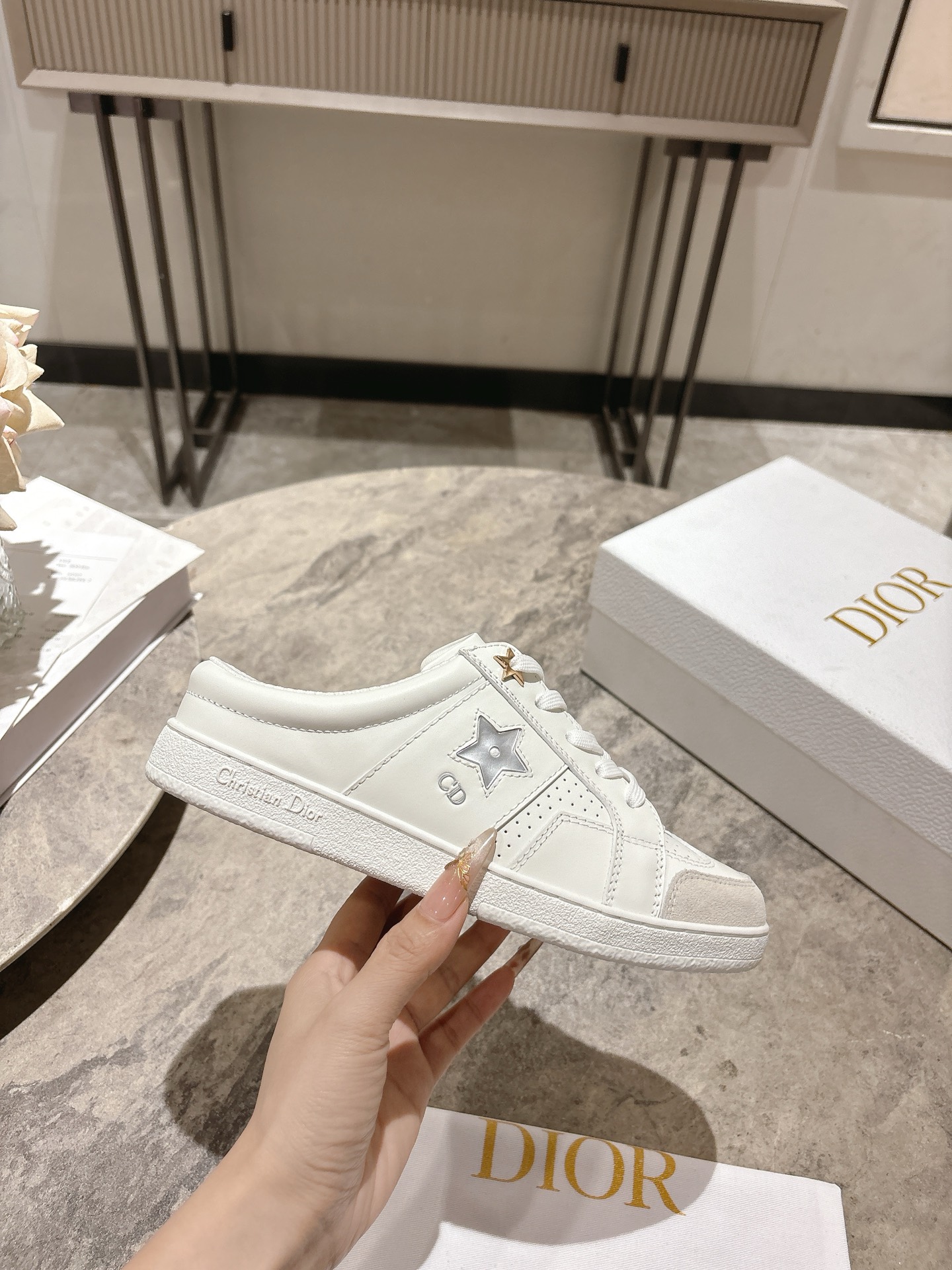 NO:780782,Christian Dior casual white shoes with thin soles and half slippers, a super versatile style demonstrated by many celebrities and Internet celebrities. It is matched with the brand Logo CD to show a sense of simplicity. The original board is molded, and all details are welcomed for identification and comparison. The original imported cowhide leather on the upper, soft and comfortable sheepskin lining on the inside, foot pads, TPU outsole, genuine full set of packaging,  Size: 35-39 (40.41 customized), casual shoes/sports shoes, dior, dior, sneakers, cowhide, sheepskin19860909Christian Dior迪奥休闲鞋小白鞋薄底半拖、众多明星网红示范的超级百搭款款式 搭配品牌Logo CD彰显大气简约感.原板开模打造,各方面细节欢迎鉴定对比 鞋面原版进口牛皮 内里柔软舒适羊皮里 垫脚、 TPU大底、正品全套包装、 码数:35-39（40.41定做）,休闲鞋/运动鞋,dior,dior,sneakers,cowhide,sheepskin,Women's Shoes