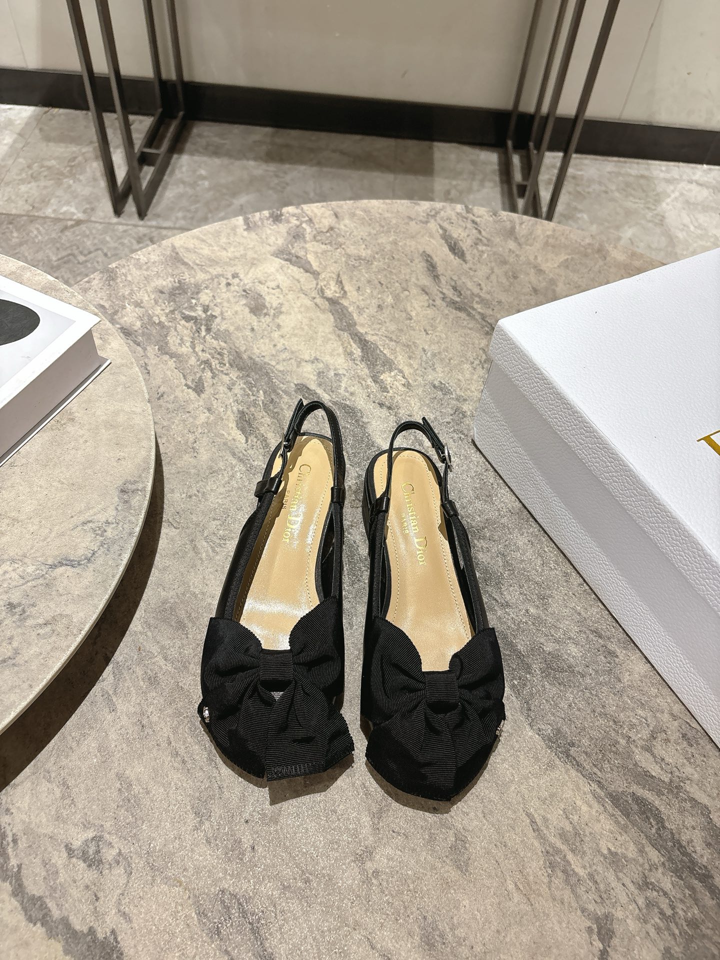 NO:921752,Dior Dior spring and summer new bow shoes, lambskin upper spliced ​​with satin, and feminine items, sheepskin lining, cowhide sole Size35-39 (34.40.41 custom-made, non-refundable), sandals, dior, dior, sandals, cowhide, sheepskin, silk fabric19860909Dior迪奥春夏新款蝴蝶结鞋 小羊皮鞋面拼接绸缎,还有女人味的单品 羊皮内里 牛皮鞋底 Size35-39（34.40.41定做不退换）,凉鞋,dior,dior,sandals,cowhide,sheepskin,silk fabric,Women's Shoes