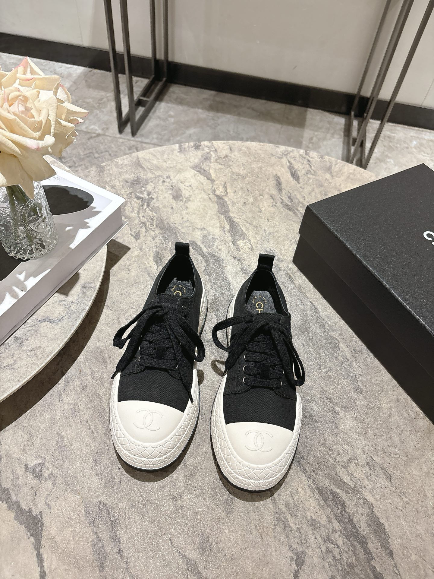 NO:921749,Women's model Chanel Xiaoxiang 26P canvas thick sole casual sports shoes original purchase and development production Xiaoxiang C Home counter another super hot style, the love of Internet celebrity bloggers and ladies, various praises on social platforms, super popular high quality and breathable super spring and summer, seeing this issue always arouses the inner desire of fashion in girls. The latest suede material, classic black and white color, full of fashionable feeling on the feet, easy to take care of  Fabric: Original custom-made imported first-layer cowhide, custom-made imported sheepskin lining, original open-molded non-slip rubber sole, sole thickness 5.5CM19860909女款 Chanel香奈儿 小香26P 帆布 厚底 休闲 运动鞋 原版购入开发 做货 小香 C家 专柜又一超级大爆款,网红博主小姐姐们的挚爱,社交平台的各种夸赞,人气超高质感透气超级春夏,看到这期总能唤起少女内心对时髦的诉求 最新麂皮材质 经典黑白配色 上脚时髦感十足 容易打理 面料:原版定制进口头层牛皮 内里定制进口羊皮里 鞋底原版开模防滑橡胶材质 底厚5.5CM Size : 女款35-39（40.41定制不退换),休闲鞋/运动鞋,chanel,chanel,chanel,sneakers,cowhide,sheepskin,chamois leather,Women's Shoes