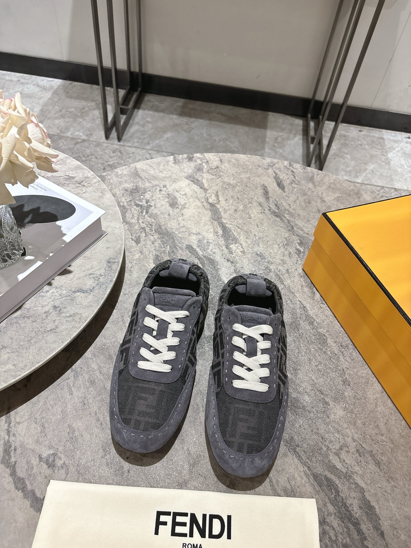 NO:921772,Top version men's Fendi Fendi latest Fit series lace-up elastic beanie shoes casual shoes FENDI  Fit lace-up low-top shoes. Made of dark blue FF nylon, decorated with tonal suede details. Hand-stitched with large contrasting stitching of the same tone, symbolizing the iconic Selleria craftsmanship that has been inherited by FENDI craftsmen for generations since 1925. The bag structure is embedded with elastic fiber and heel cushioning, which is flexible and fits the step, bringing a comfortable experience. Rubber injection molded sole embellished with FENDI pattern. Exquisite packaging at the delivery counter. Fabric: Original customized cowhide fabric. Lining:  Original custom-made soft sheepskin lining Outsole: Original open-molded non-slip rubber material Sole thickness: increased by 2.5CM Size: men's 39-45, casual shoes/sports shoes, fendi, fendi, sneakers, sheepskin19860909顶级版本男款 Fendi芬迪 最新Fit系列 系带 松紧 豆豆鞋 休闲鞋 FENDI Fit系带低帮鞋.深蓝色FF尼龙材质,饰有同色系绒面革细节.以同色系大号撞色车线手工缝制,象征自1925年起由FENDI匠人世世代代沿袭的Selleria标志性工艺.袋式结构内嵌弹性纤维与后跟软垫,柔韧贴合步履,带来舒适体验.橡胶注塑鞋底缀FENDI图案 配送专柜精美包装 面料: 原版定制牛绒织物 内里: 原版定制柔软羊皮里 大底: 原版开模防滑橡胶材质 底厚: 增高2.5CM Size: 男款39-45,休闲鞋/运动鞋,fendi,fendi,sneakers,sheepskin,Women's Shoes