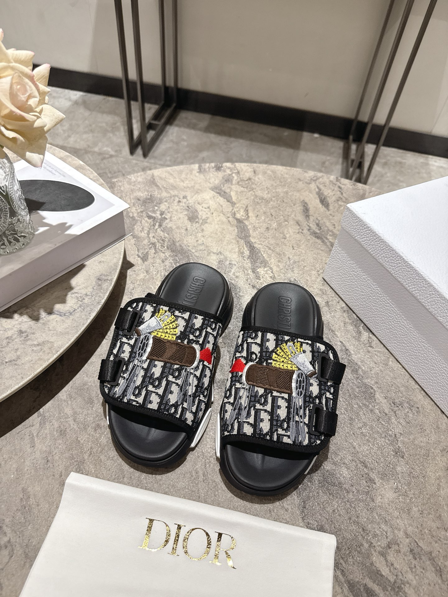 NO:921760,Dior 26ss Horse zodiac model. Instant success and instant money. New spring and summer D-embroidered thick-soled sports slippers. Very versatile and classic style. This casual shoe is carefully made of printed mesh fabric and matched with a soft foam outsole of the same color. The side of the outsole is decorated with the brand logo to create a classic shape. It is comfortable to wear and can be matched with various styles to highlight the modern style. The inner lining of the upper is made of original custom-made special electric embroidery material. The sole is original IP foam sole (lightweight).  Outsole thickness 5cm Size: 35-39 (40.41 customized, non-refundable and non-exchangeable), slippers, dior, slippers19860909Dior 26ss 马年生肖款 马到成功 马上有钱 春夏新款 D字刺绣厚底运动拖鞋 特百搭经典款式 此款休闲鞋采用印花网眼织物精心制作,搭配同色调软发泡大底,大底侧边饰以品牌logo,打造经典造型,穿着舒适,可搭配各式造型,彰显摩登风范. 鞋面内里原版定制特殊电绣材料 鞋底原版IP发泡鞋底（轻便） 大底厚度5cm 码数 : 35-39（40.41定做不退不换）,拖鞋,dior,slippers,Women's Shoes