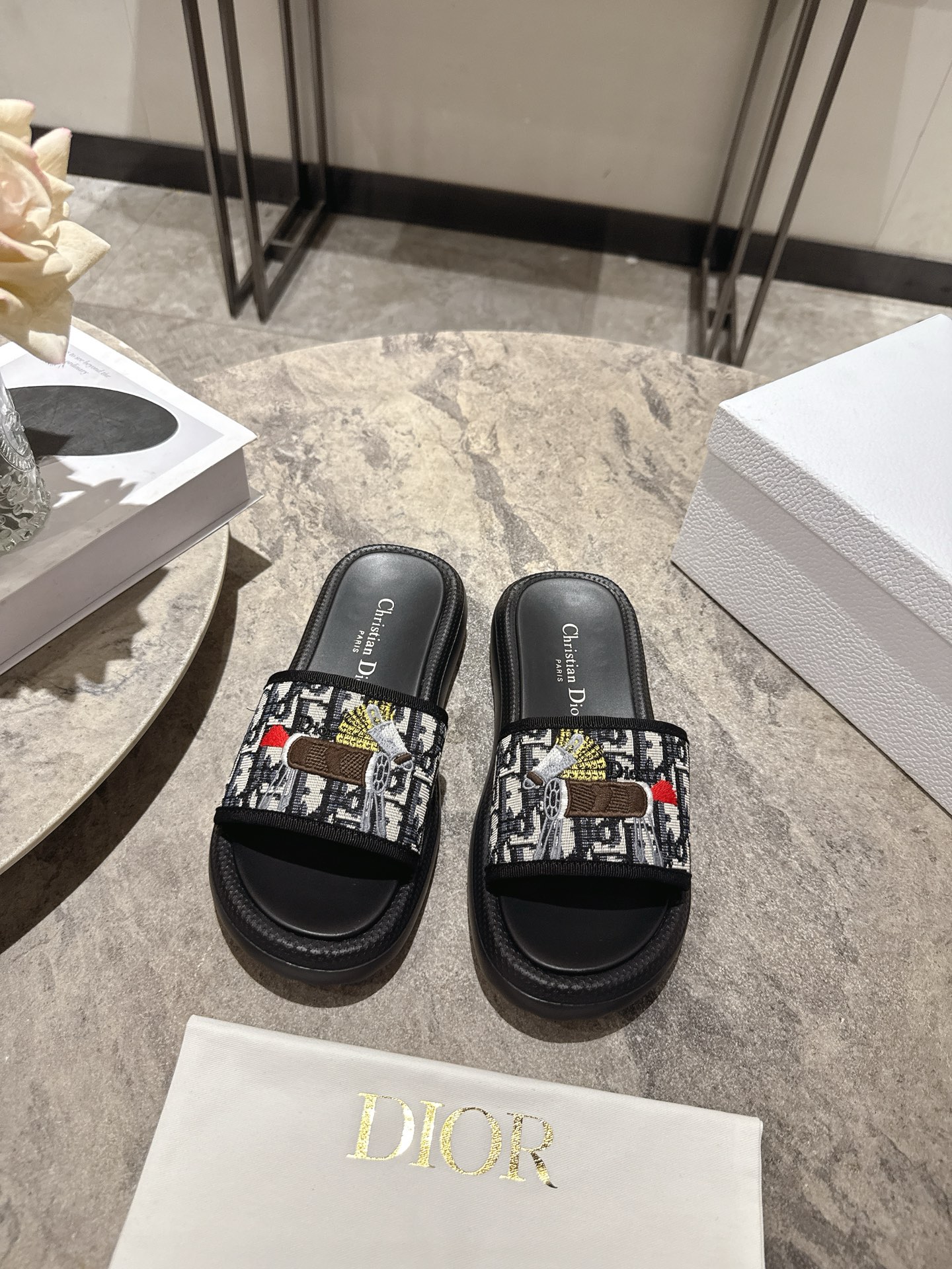 NO:921763,Dior 26ss Year of the Horse zodiac model. Instant success and instant money. Dior's new 3D three-dimensional glue letter slippers. A must-have item for summer beach vacations. Minimalist style, light and comfortable. The soles are original molded vacuum foam soles. Super fit to the feet. Upper kpu material with three-dimensional 3D feel. size35-39 (customized at 40.41), slippers, dior, dior, slippers.19860909Dior 26ss马年生肖款 马到成功 马上有钱 迪奥新款3D立体滴胶字母拖鞋 夏日沙滩度假必备单品 极简风格轻便舒适 鞋底原版开模抽真空发泡底 超贴合脚感 鞋面kpu材质立体3D感 size35-39（40.41定做）,拖鞋,dior,dior,slippers,Women's Shoes
