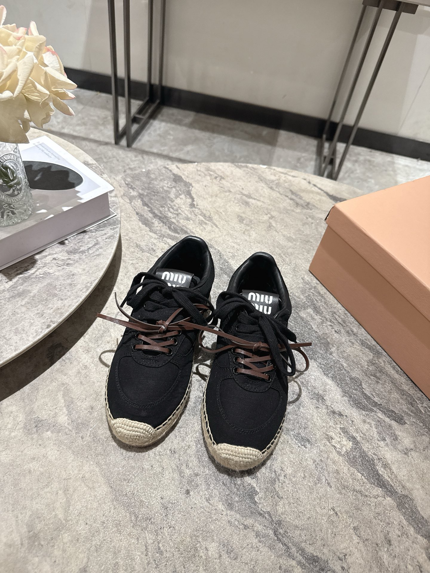 NO:921762,Miu Miu 2026 Spring and Summer New Style Retro Moral Shoes Hemp Sole Fisherman Shoes Catwalk Models Close-ups of the details of the Miu Miu series The trend of the new season is the concept of love at the moment, multiple collisions, retro hemp soles, conveying modern style~ Looks good no matter how you wear it, the favorite of fashionistas Material cow suede Sheepskin lining Outsole Original molded hemp rope + TPU sole  Size 35-39 (40 customized), casual shoes/sports shoes, miumiu, sneakers, espadrilles, sheepskin19860909Miu Miu缪缪 2026春夏新款 复古德训鞋 麻绳底渔夫鞋 走秀款 工艺来自Miu Miu系列的细节特写 新季的潮流此刻挚爱的概念,多元对撞,复古麻绳底,传达现代风格~ 怎么穿都好看,时髦精最爱 面料牛反绒 内里羊皮 大底原版开模麻绳+TPU鞋底 码数35-39（40订做）,休闲鞋/运动鞋,miumiu,sneakers,espadrilles,sheepskin,Women's Shoes