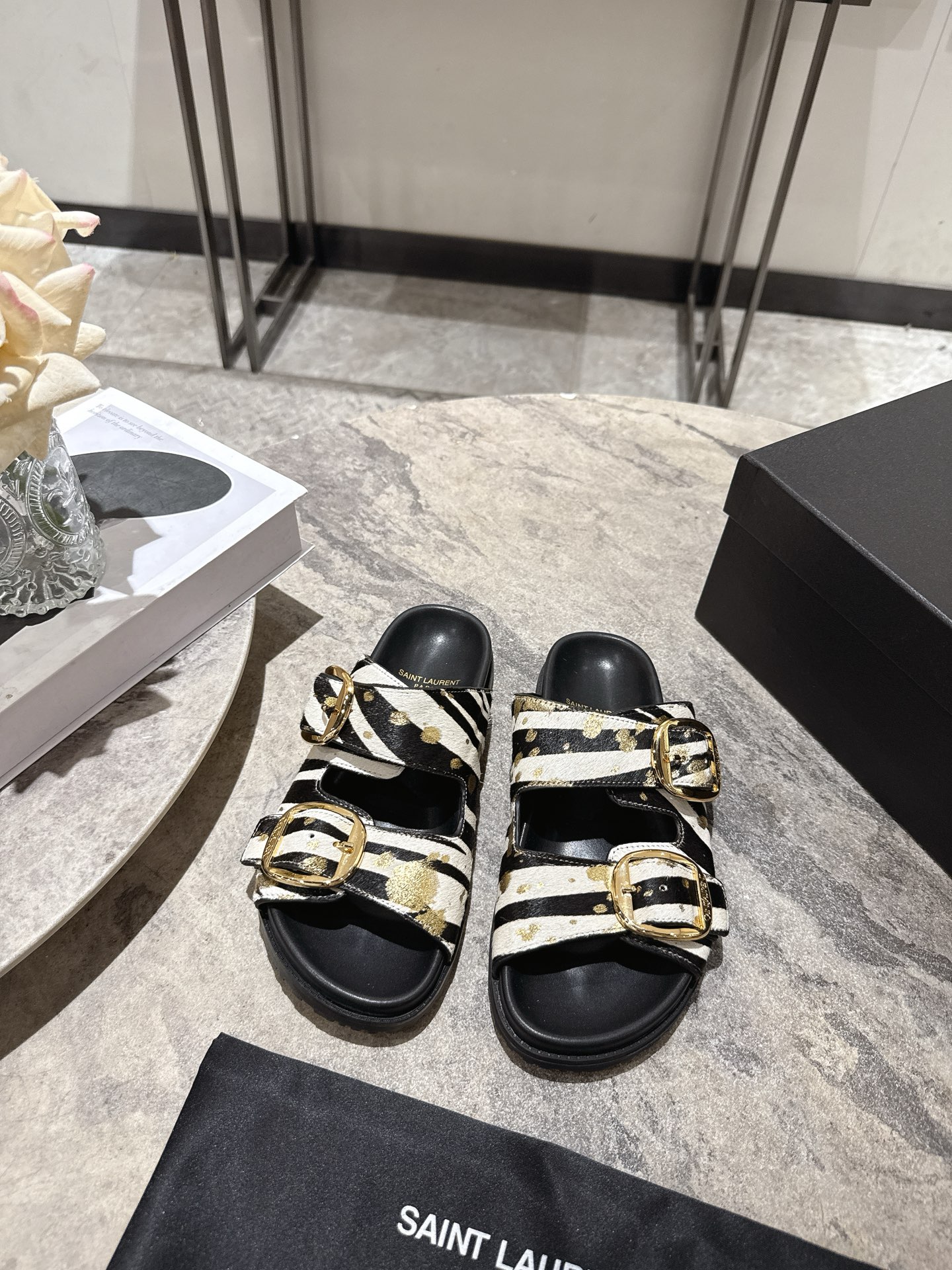 NO:921759,, 2026 early spring new model Saint Laurent ss new beach slippers, fashionable and exquisite. It is rare for YSL to come up with beach slippers. They are fashionable and not picky about your figure. They can be matched with various small skirts and don’t pick out your foot shape at all. Ysl Logo heels are particularly beautiful!  Under the illumination of the light, the illusion of color appears. It is so beautiful that the whiteness of the upper toes makes people look head-high!  Unleash the infinite elegance and charm and explore more high-heeled shoes!  Fabric horse hair, lining sheepskin, outsole, original rubber outsole, high heels, size 35-39 (40 41 customized), slippers, saint laurent, saint laurent, saint laurent, high heels, slippers, skirts, sheepskin19860909, 2026早春新款 圣罗兰Saint Laurent ss新款沙滩拖鞋 时髦又精致 Ysl难得出了沙滩拖鞋 时髦又不挑身材 各种小裙子搭配起来 完全不挑脚型哦 Ysl Logo跟特别好看！在光线的照耀下呈现幻彩 真的美的过分 上脚显白的让人上头！释放无限优雅魅力 探索更多臻选高跟鞋！ 面料马毛 内里羊皮 大底原版橡胶大底 跟高平底 码数35-39（40 41 定制）,拖鞋,saint laurent,saint laurent,saint laurent,high heels,slippers,skirts,sheepskin,Women's Shoes