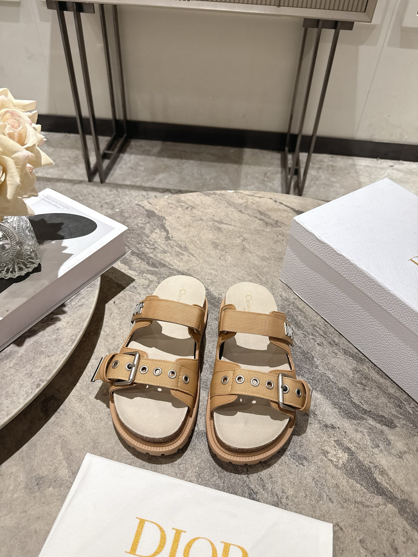 NO:921747,Dior Dior's latest spring and summer slippers, with many celebrity internet celebrities, classic silhouette design decorated with Dior LOGO screen printing, super good-looking and versatile, very soft upper, original cowhide fabric, lining cowhide, genuine open-molded TPU outsole, size 35-39. (40.41 custom-made), slippers and sandals, dior, dior, sandals, slippers, cowhide19860909Dior迪奥春夏最新款凉拖鞋、超多明星网红种草、经典的版型设计上迪奥LOGO丝印点缀、超好看超百搭、上脚非常柔软鞋面原版牛皮织布,内里牛面、正品开模TPU大底 码数35-39.(40.41定做),拖鞋凉鞋,dior,dior,sandals,slippers,cowhide,Women's Shoes