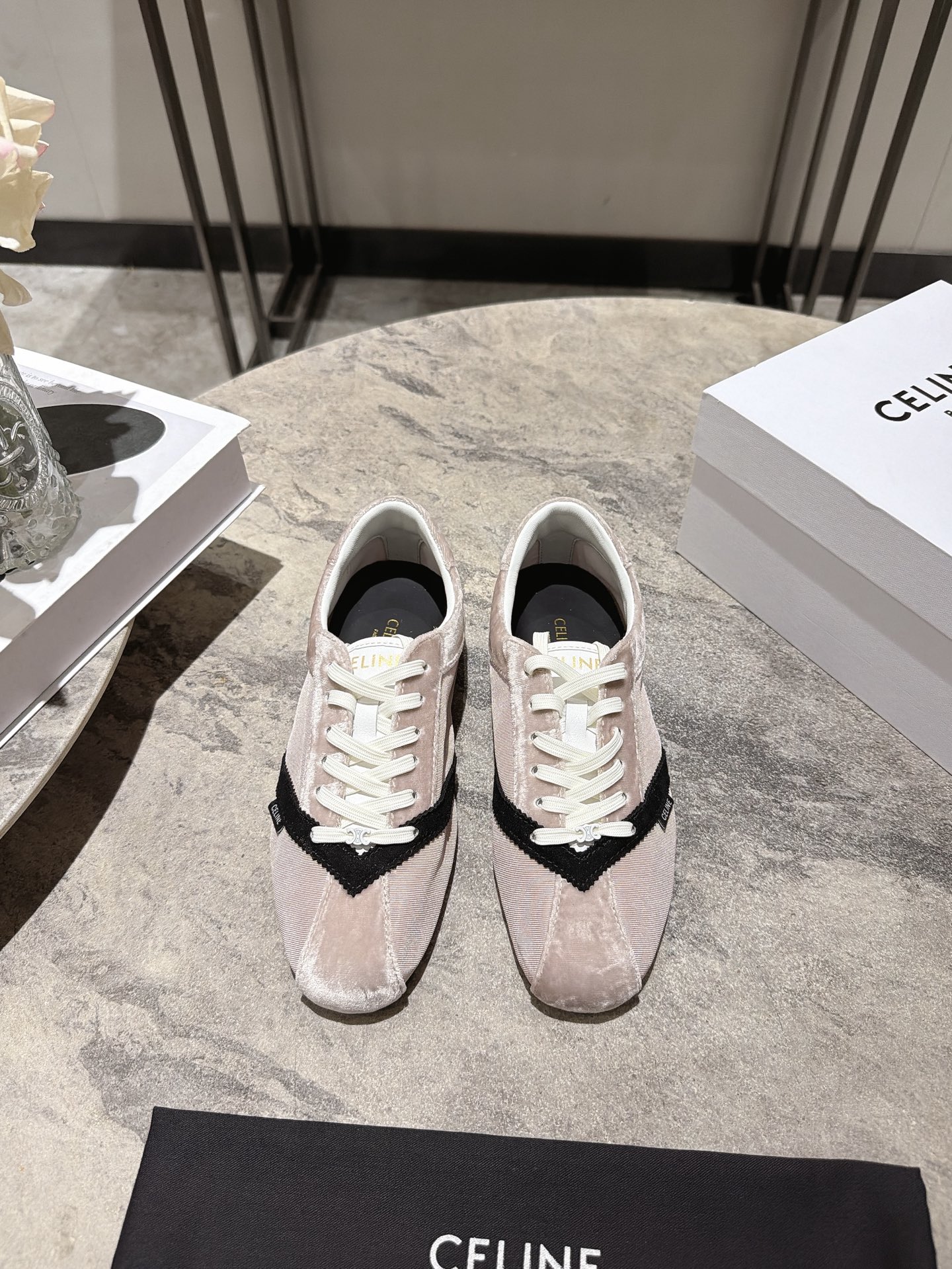 NO:921660,, CELINE Celine's latest 2026 spring and summer ballet shoes, moral training shoes. Many celebrity Internet celebrities planted grass. The FLAT design is inspired by ballet shoes. The unique color and material combination injects a touch of retro style. The upper has a V-shaped splicing design, and the shoelaces are equipped with a removable Arc de Triomphe logo. Although this sneaker has a flat-soled structure, it is still extremely comfortable to wear through the soft rubber outsole and the lightweight upper velvet splicing custom fabric  Original molded rubber outsole, size 35-39 (40 customized), ballet shoes, celine, sneakers19860909, CELINE思琳2026春夏最新款芭蕾舞鞋 德训鞋 超多明星网红种草 FLAT设计灵感源于与芭蕾舞鞋 独特的配色和材质组合 注入了一抹复古风格 鞋面有着V字形拼接设计,鞋带上配有可拆洗凯旋门logo 尽管这款运动鞋为平底结构,但通过柔软的橡胶外底 穿着依然无比舒适与轻便鞋面丝绒拼接定制布 原版开模橡胶大底码数35-39码（40定做）,芭蕾舞鞋,celine,sneakers,Women's Shoes