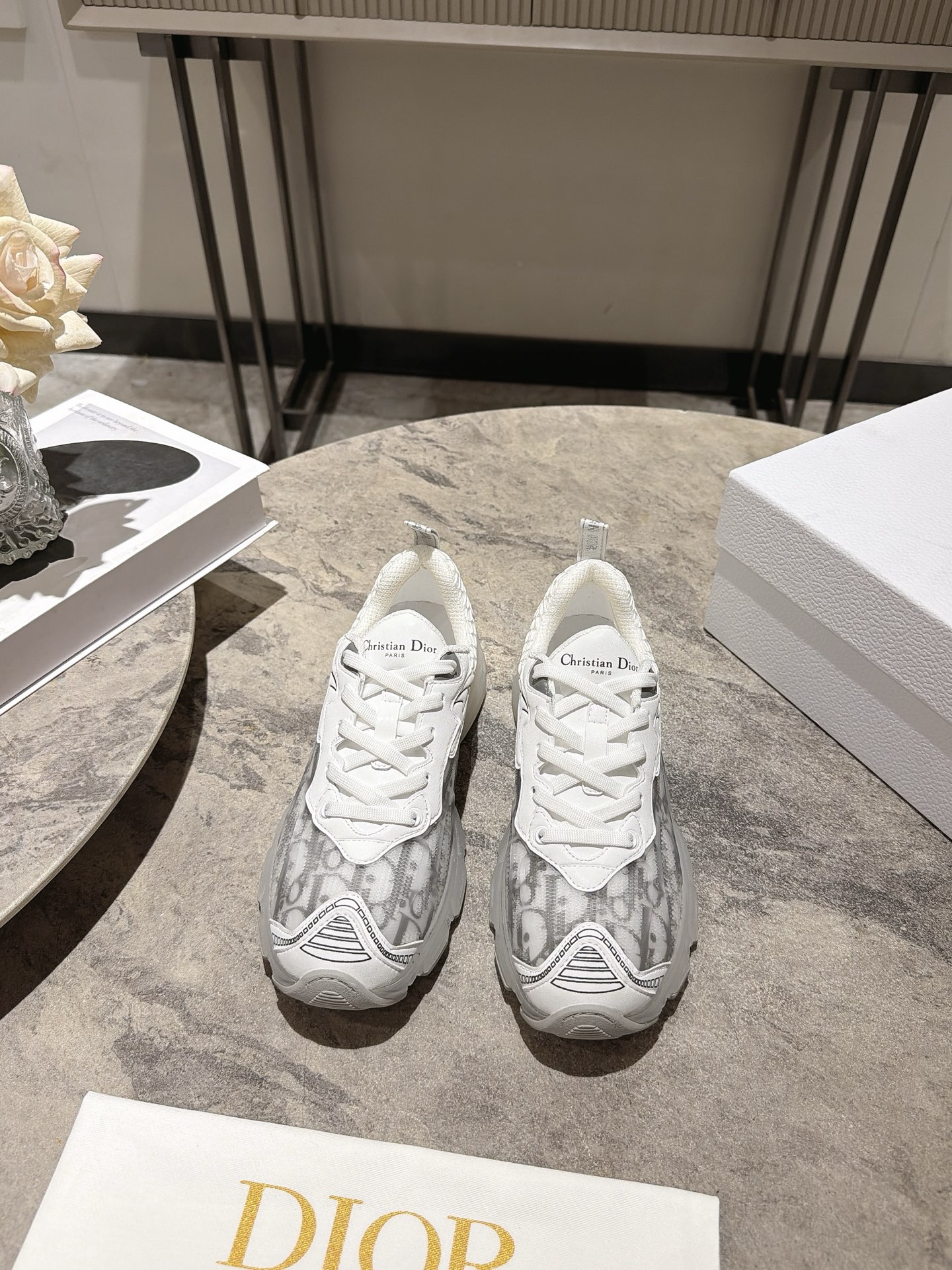 NO:785302,, the top version of Dior's latest sports and casual shoes, the iconic style of the 2026 spring and summer show, reinterprets the classic running shoes with the spirit of D&O Haute Couture. It is paired with white mesh fabric, gold and silver leather and transparent effect rubber panels to create a contrasting modern style. Fashionable and modern, it is decorated with iconic three-dimensional effect details and star decoration on the back. It can be matched with casual or elegant items to add a delicate finishing touch to the look. The transparent effect rubber panel is decorated with stars on the back.  Transparent effect rubber sole, size 35-39 (customized at 40.41) original top packaging!  , dad shoes, dior19860909, 顶级版本 Dior家最新款运动休闲鞋 2026春夏发布秀的标志性款式,融入D奥高订精神重新诠释经典跑鞋.搭配白色网眼织物、金银皮革和透明效果橡胶镶片,打造对比鲜明的现代风格.时尚摩登,饰以标志性的立体效果细节和后侧星星装饰,可与休闲或雅致的单品搭配,为造型增添精致的点睛之笔.透明效果橡胶镶片后侧饰以星星 透明效果橡胶鞋底 35-39码(40.41定做) 原版顶级包装！,老爹鞋,dior,Women's Shoes