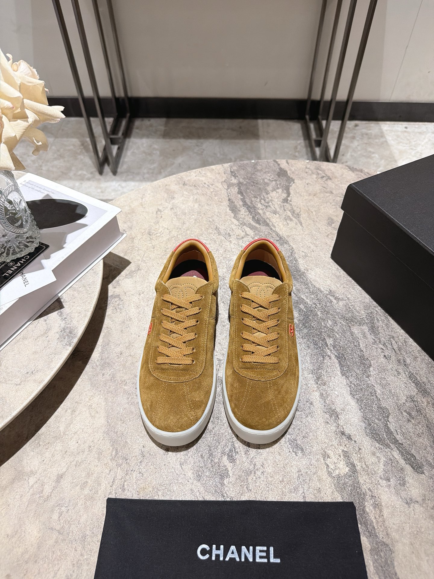 NO:921741,High-quality, Chanel26s early spring new sports and casual shoes Forrest shoes Dexun shoes Xiaoxiang C Home Another super hot model in the counter, the love of Internet celebrity bloggers and ladies, various praises on social platforms, extremely popular This classic design; the upper is electro-embroidered with a variety of craftsmanship; the outsole is fashionable and sporty; the extraordinary inclusion of a variety of color elements... The diversified mix and match is very good-looking and versatile, casual, fashionable, sports, and outdoor can be taken into account... Upper; imported cowhide leather  Lining; water-dyed sheepskin outsole; TPU outsole Size 35-41 (40.41 customized), casual shoes/sports shoes, chanel, chanel, sneakers, sheepskin19860909高品质, Chanel26s早春新款运动休闲鞋 阿甘鞋 德讯鞋 小香 C家 专柜又一超级大爆款,网红博主小姐姐们的挚爱,社交平台的各种夸赞,人气超高 这款经典设计；鞋面多种工艺电绣的风格；大底却时尚运动；不平凡的拥入了多种配色元素…… 多元化混搭非常好看百搭,休闲,时尚,运动,户外都能兼顾…… 鞋面；进口牛绒皮 内里；水染羊皮 大底；TPU大底 码数35-41（40.41定做）,休闲鞋/运动鞋,chanel,chanel,sneakers,sheepskin,Women's Shoes