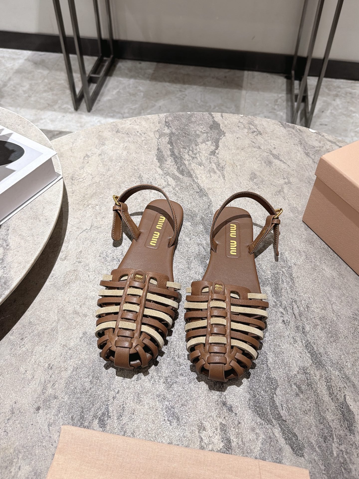 NO:921698,, Miu Miu 26ss new early spring Roman sandals wrap your feet softly, like being supported by gentle clouds, and your feet will not feel stuffy when walking all day long. The hollow woven design welds a retro feel and a girly feel to the feet. When paired with jeans or a small skirt, it comes with a lazy filter, and it looks like a pictorial when you step on it.  The hollow weave design is retro and makes your feet slimmer. Pair it with jeans for a casual American style, or with a small skirt for a gentle Korean style. You can wear it in early autumn with your eyes closed. Cowhide upper, sheepskin lining, rubber outsole, size 35-40 (customized size 40 is non-returnable), sandals, miumiu, sandals, skirts, jeans, cowhide, sheepskin19860909, Miu Miu缪缪26ss 早春新款罗马凉鞋 软乎乎的包裹双脚,像被温柔云朵托住,走路一整天都不闷脚.镂空编织设计,把复古感和少女感焊在脚上,搭配牛仔裤、小裙子都自带慵懒滤镜,随便踩踩都是画报感. 镂空编织设计,复古又显脚瘦,搭配牛仔裤是随性美式,配小裙子是温柔韩系,早秋穿搭闭眼入都不出错. 鞋面牛皮 内里羊皮 大底橡胶大底 size35-40码（40码定制不退换）,凉鞋,miumiu,sandals,skirts,jeans,cowhide,sheepskin,Women's Shoes