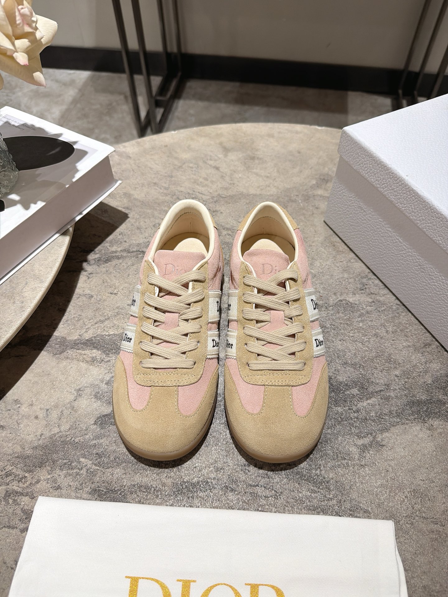 NO:921717,, Dior Ribbon Ribbon Embroidered Sneakers Retro Moral Shoes This Dior Ribbon sneaker is a new product in the 2026 spring and summer series. It reinterprets the brand's high-end style with retro sports aesthetics, highlighting Dior's exquisite craftsmanship and elegant heritage. The shoe body is made of suede cow leather splicing, with technical fabric details, soft to the touch and breathable; the side is decorated with the iconic Dior  The embroidered grosgrain ribbon enhances the recognition with the brand's classic logo, and the lines are neat and smooth, perfectly integrating the retro moral shoe shape with modern fashion sense. The upper is suede cow leather + technical fabric stitching. The ribbon is Dior 3D embroidered grosgrain ribbon. The sole is lightweight rubber outsole. The inner sheepskin lining improves wearing comfort.  size35-39 (40.41.42 custom-made, non-refundable), casual shoes/sports shoes, dior, dior, sneakers, cowhide, sheepskin, chamois leather19860909, Dior Ribbon 织带刺绣运动鞋 复古德训鞋 这款 Dior Ribbon 运动鞋是 2026 春夏系列新品,以复古运动美学重新演绎品牌高订格调,彰显迪奥精湛工艺与优雅传承. 鞋身采用麂皮牛皮革拼接打造,搭配科技面料细节,触感柔软且兼具透气性；侧面饰有标志性的Dior 刺绣罗缎饰带,以品牌经典标识强化辨识度,线条利落流畅,完美融合复古德训鞋型与现代时尚感. 鞋面绒面牛皮革 + 科技面料拼接 饰带Dior 3D刺绣罗缎饰带 鞋底轻盈橡胶大底 内里羊皮内里,提升穿着舒适度 size35-39（40.41.42定做不退换）,休闲鞋/运动鞋,dior,dior,sneakers,cowhide,sheepskin,chamois leather,Women's Shoes