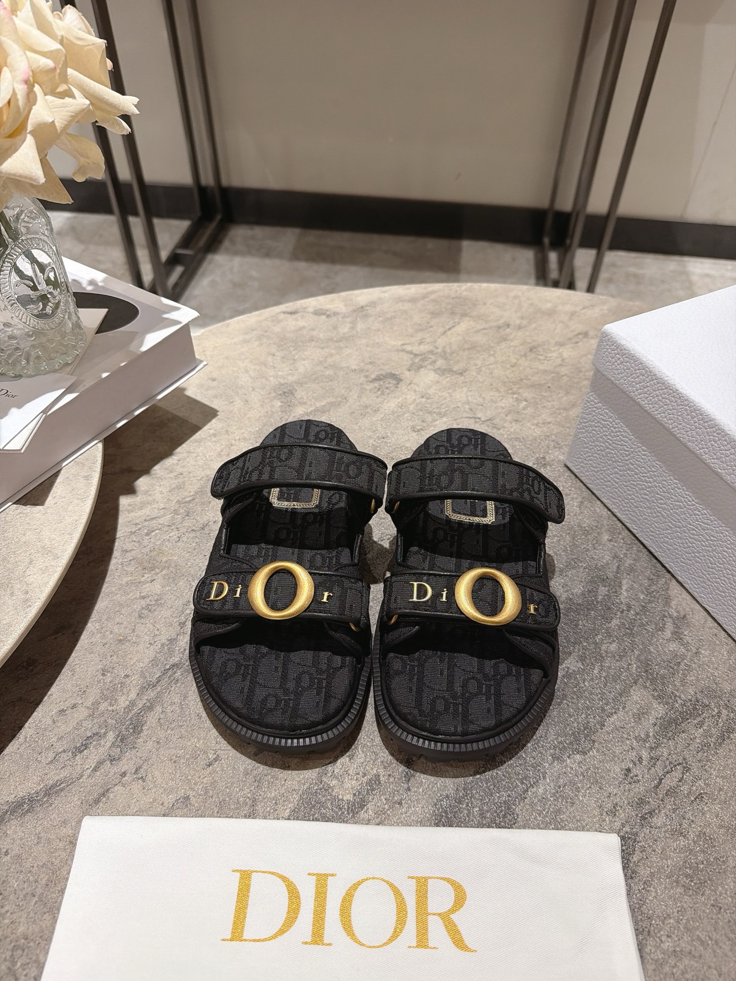 NO:921736,Slippers/sandals at the same price, Dior Dior's latest spring and summer slippers, many celebrity Internet celebrities, classic version design with Dior LOGO silk screen embellishment, super good-looking and versatile, very soft on the foot, original cloth upper, genuine open-molded TPU outsole, size 35-39. (40.41.42 custom-made), sandals, dior, dior, sandals, slippers19860909拖鞋/凉鞋同价, Dior迪奥春夏最新款凉拖鞋、超多明星网红种草、经典的版型设计上迪奥LOGO丝印点缀、超好看超百搭、上脚非常柔软鞋面原版布面,内里布面、正品开模TPU大底 码数35-39.(40.41.42定做),凉鞋,dior,dior,sandals,slippers,Women's Shoes