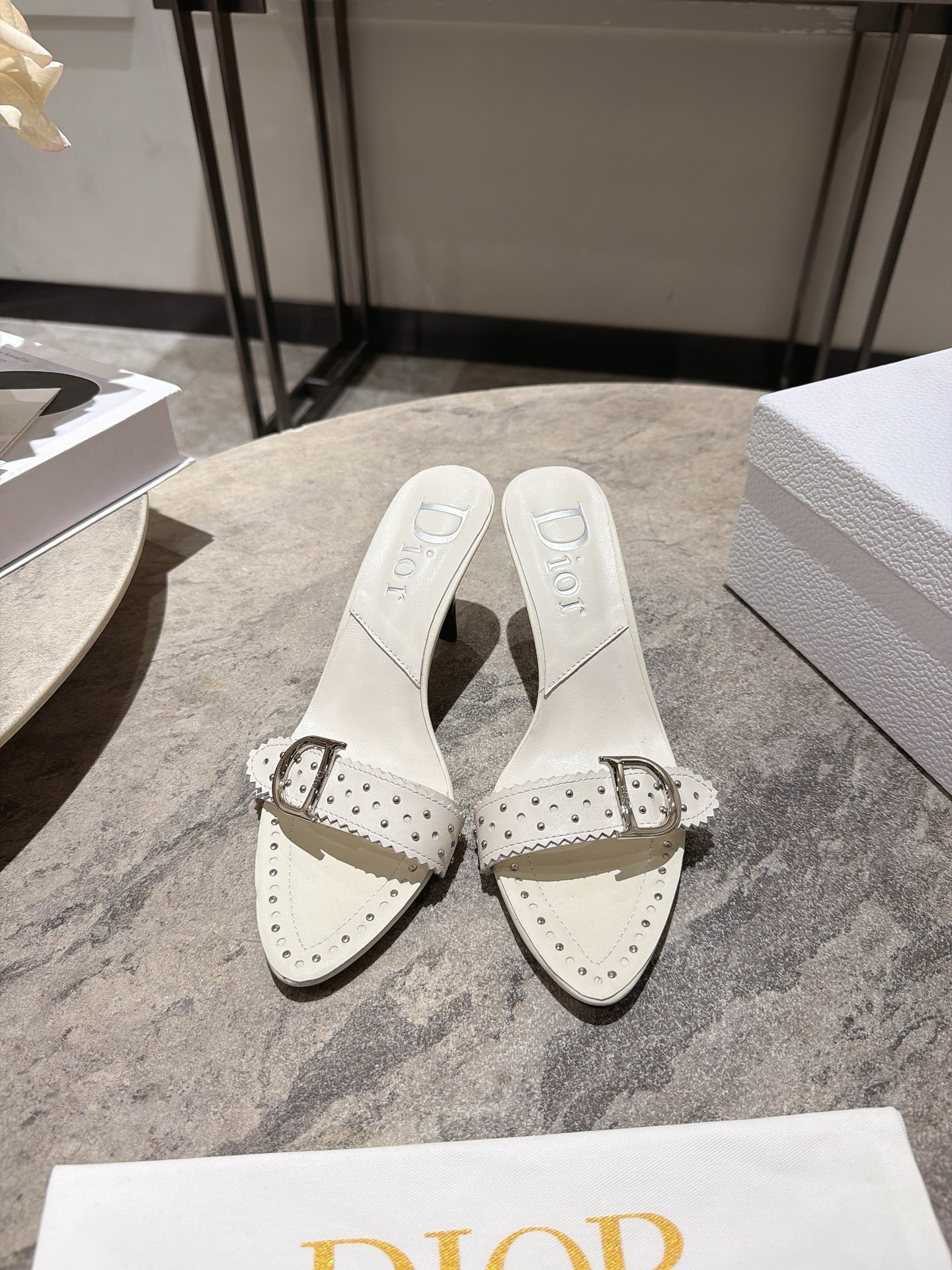 NO:921740,, Dior Dior 26ss spring and summer new style mid-century style rivet slippers classic letter D buckle one-word strap high-heeled sandals continue the D family's timeless classics!  This shoe is low-key yet gorgeous, sexy yet not ostentatious. The shape of the shoe is a delicate style that everyone loves. It is very slim. The entire curvature of the side perfectly shows the curve of the foot. It has both mature femininity and a lively girly feel. It also looks great on the foot. It is worth recommending. The upper is sheepskin/customized fabric. The lining is mixed sheepskin. The sole is Italian genuine leather. The heel height is 8.5cm.  Size 35-39 (34.40.41.42 customized, non-refundable), high heels and slippers, dior, dior, dior, high heels, slippers, sheepskin, Leather soles19860909, Dior 迪奥 26ss春夏新款中古风铆钉拖鞋经典字母D扣一字带高跟凉拖鞋 延续D家永恒经典！这款鞋低调不失华丽 性感又不显张扬 鞋型是大家都爱的秀气款 非常非常显瘦 侧面整个弧度将脚部曲线完美展现 既有成熟女人味 又不乏一丝活泼少女感, 上脚也太好看了,值得推荐 鞋面羊皮/定制布料 内里垫脚混种羊皮 鞋底意大利真皮大底 跟高8.5cm 码数35-39（34.40.41.42定做不退换）,高跟鞋拖鞋,dior,dior,dior,high heels,slippers,sheepskin,Leather soles,Women's Shoes