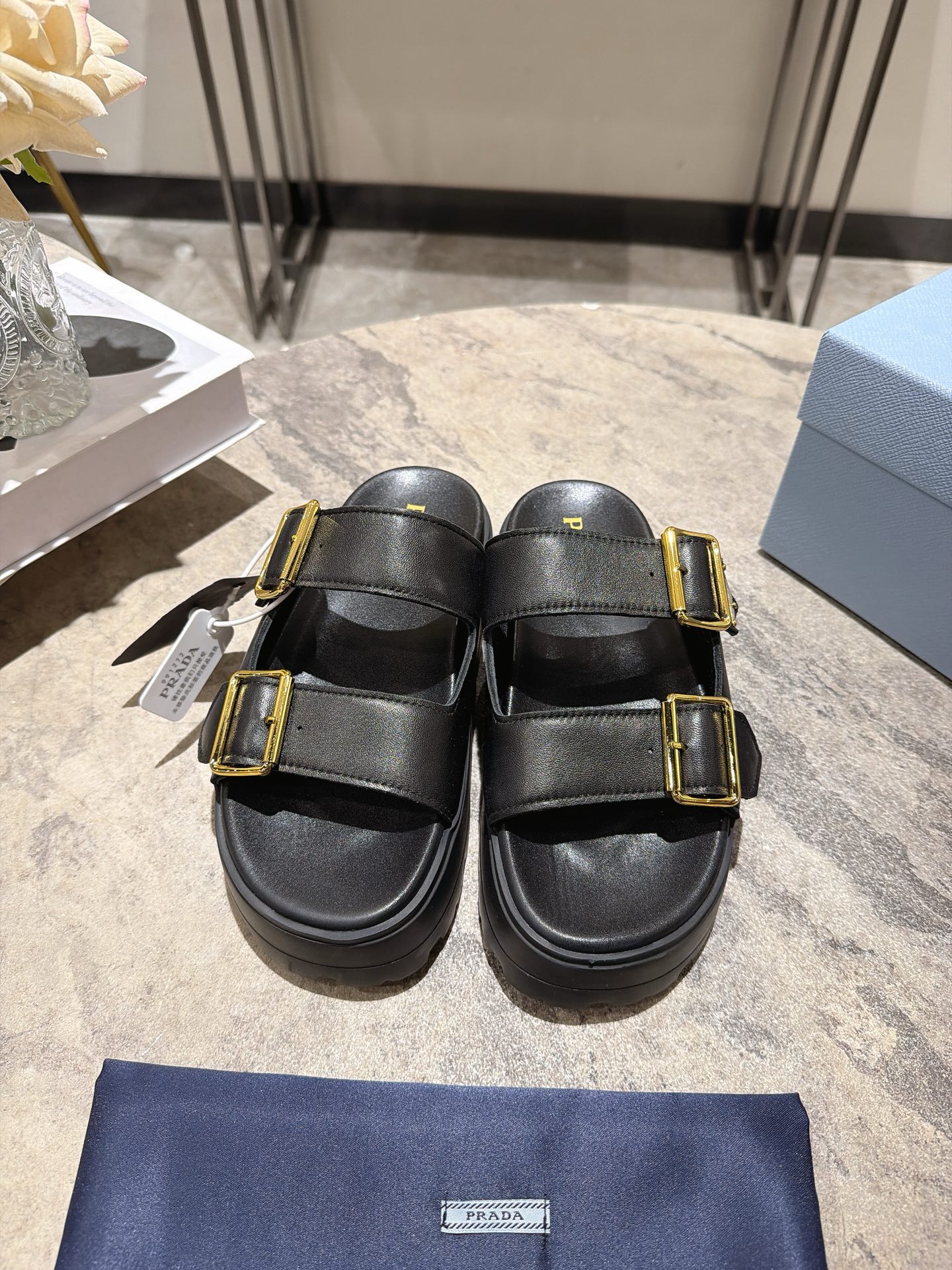 NO:921715,, Prada 26ss spring and summer new double-buckle thick-soled sandals. The classic double-buckle design is matched with textured hardware. Every detail highlights the brand style, low-key and high-end. The thick-soled platform shoes not only visually lengthen the proportion of the legs, making the legs longer in seconds, but also quietly increase the height, easily creating a superior head-to-body ratio. Multiple colors are available, whether it is daily commuting or going out on vacation, they can be easily adapted and versatile.  The feeling on the foot is even more surprising. The soft and elastic sole has a full cushioning effect, so you won't feel tired after walking for a long time. The design that fits the foot shape makes every step comfortable, and there is no need to sacrifice comfort for good looks. The upper is high-mercerized cow suede/cowhide. The lining is cow suede/cowhide. The outsole is an original open-molded outsole.19860909, Prada 普拉达26ss春夏新款双带扣厚底凉拖 经典双带扣设计搭配质感五金,每一处细节都彰显品牌格调,低调又高级.厚底松糕鞋型不仅视觉上拉长腿部比例,秒变大长腿,还能悄悄增高,轻松打造优越头身比.多色可选,不管是日常通勤还是度假出街,都能轻松适配,百搭不挑人. 上脚的脚感更是惊喜,软弹的鞋底缓震效果拉满,久走不累,贴合脚型的设计让每一步都自在舒适,完全不用为了好看牺牲舒适度. 鞋面高丝光牛反绒/牛皮 内里牛反绒/牛皮 大底原版开模大底 size35-41码（40、41码定制不退换） 跟高5cm,拖鞋,prada,prada,slippers,cowhide,Women's Shoes