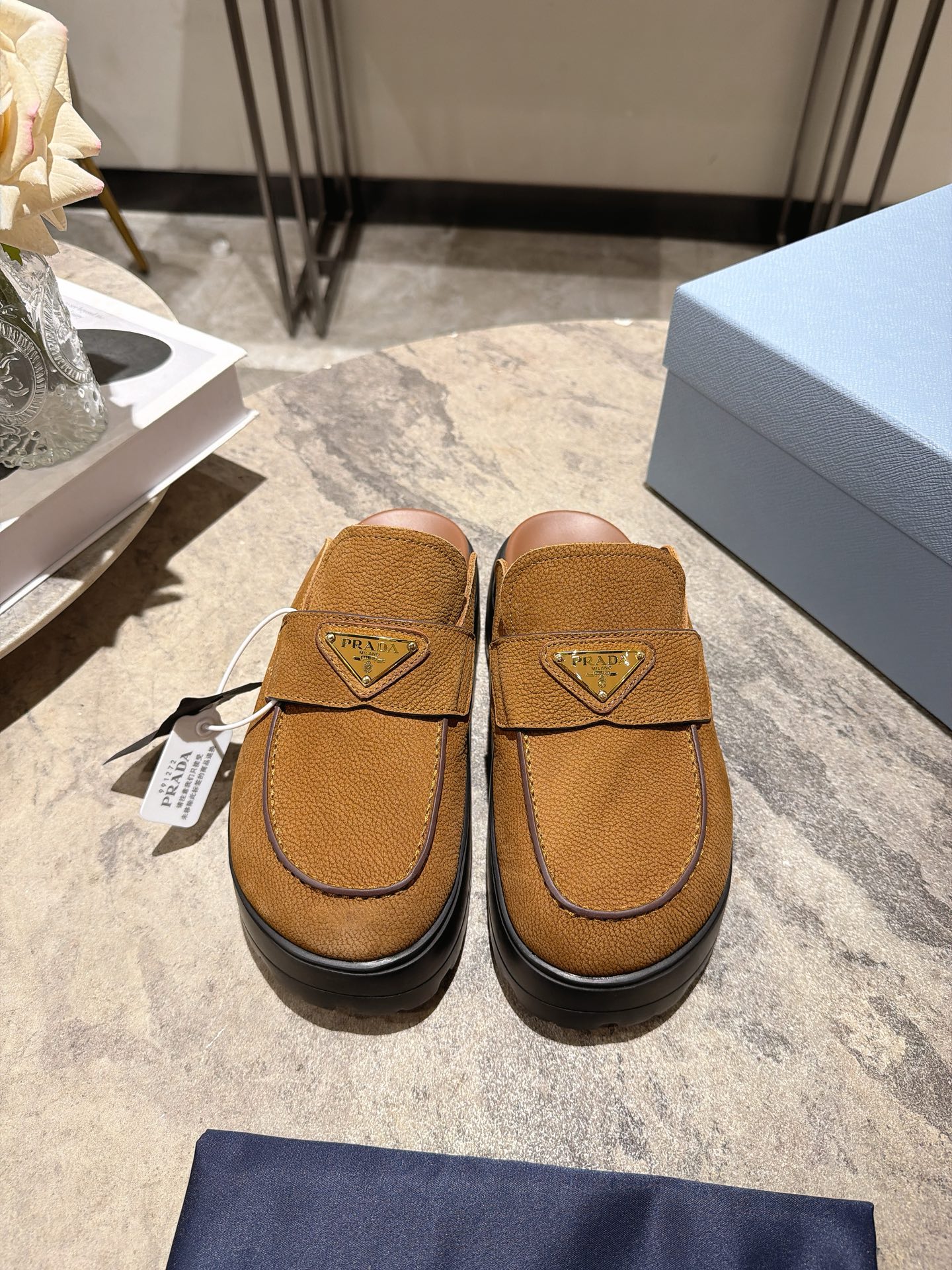 NO:921707,, Prada Prada 26ss early spring new retro thick-soled Mule slippers  A true dressing expert will always know how good a pair of well-worn Mule slippers are. This pair of shoes perfectly combines retro texture and relaxation. It is an all-purpose tool for lazy people to wear when going out on the street or commuting in spring and summer. It adds a sense of atmosphere directly to the feet. The classic Muller slipper type comes with advanced filters and a thick-soled design that quietly increases the height, easily elongates the proportion of the legs, visually makes the legs look longer, and is extremely friendly to all body types.  The slip-on design is super easy to put on and take off. Whether it is paired with jeans, casual pants, or simple skirts or wide-leg pants, it can be seamlessly connected and effortlessly fashionable. Imported cow nubuck upper, sheepskin lining, original molded outsole, size 35-39 (customized sizes 40 and 41 are non-refundable), heel height 5.5cm, half drag, prada, prada, skirts, jeans, sheepskin19860909, Prada普拉达26ss早春新款复古厚底穆勒拖 真正的穿搭高手,永远懂一双好穿的穆勒拖有多香.这双鞋把复古质感与松弛感完美融合,是春夏出街、通勤懒人穿搭的万能神器,上脚直接氛围感拉满.经典的穆勒拖型自带高级滤镜,厚底设计悄悄增高,轻松拉长腿部比例,视觉上秒变大长腿,对各种身材都极度友好. 一脚蹬的设计穿脱超方便,不管是搭配牛仔裤、休闲裤,还是简约裙装、阔腿裤,都能无缝衔接,轻松拿捏不费力的时髦感. 鞋面进口牛磨砂 内里羊皮 大底原版开模大底 size35-39码（40、41码定制不退换） 跟高5.5cm,半拖,prada,prada,skirts,jeans,sheepskin,Women's Shoes