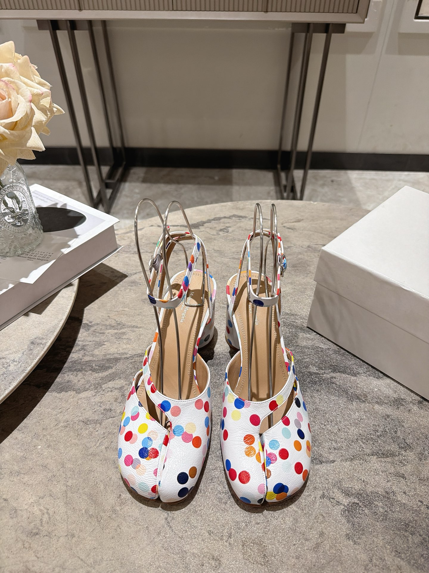 NO:921657,, Maison Margiela 26SS Margiela spring and summer new limited-edition polka dot split-toe sandals mm6 classic Tabi split-toe shape continues the brand's iconic style and is fully recognizable; the full-print colorful polka dot elements are fresh and smart, and the macaron color system collides with a rich summer atmosphere, gentle and eye-catching; the heel strap design takes into account both beauty and fit, and securely wraps the feet during walking, coexisting with comfort and appearance.  Paired with a light-colored dress, the gentle temperament is full, suitable for dates and afternoon tea; paired with jeans and a short top, it is casual and casual yet fashionable, and it is very eye-catching when going out on the street; Printed sheepskin upper, cowhide lining, genuine leather outsole, size 35-41 (customized sizes 40 and 41 are non-refundable), heel height 7.5cm, split-toe shoes, masion margiela, masion  margiela,sandals,skirts,jeans,cowhide,sheepskin,Leather soles19860909, Maison Margiela 26SS 马吉拉春夏新款限定波点分趾鞋凉鞋 mm6经典Tabi分趾造型延续品牌标志性风格,辨识度拉满；满印彩色波点元素清新灵动,马卡龙色系碰撞出浓郁夏日氛围,温柔又吸睛；后跟绊带设计兼顾美观与贴合度,行走间稳稳包裹双脚,舒适与颜值并存. 搭配浅色连衣裙,温柔气质拉满,适合约会、下午茶；配牛仔裤+短款上衣,休闲随性又不失时尚感,日常出街超吸睛； 鞋面印花羊皮 内里牛皮 大底真皮大底 size35-41码（40、41码定制不退换） 跟高7.5cm,分趾鞋,masion margiela,masion margiela,sandals,skirts,jeans,cowhide,sheepskin,Leather soles,Women's Shoes