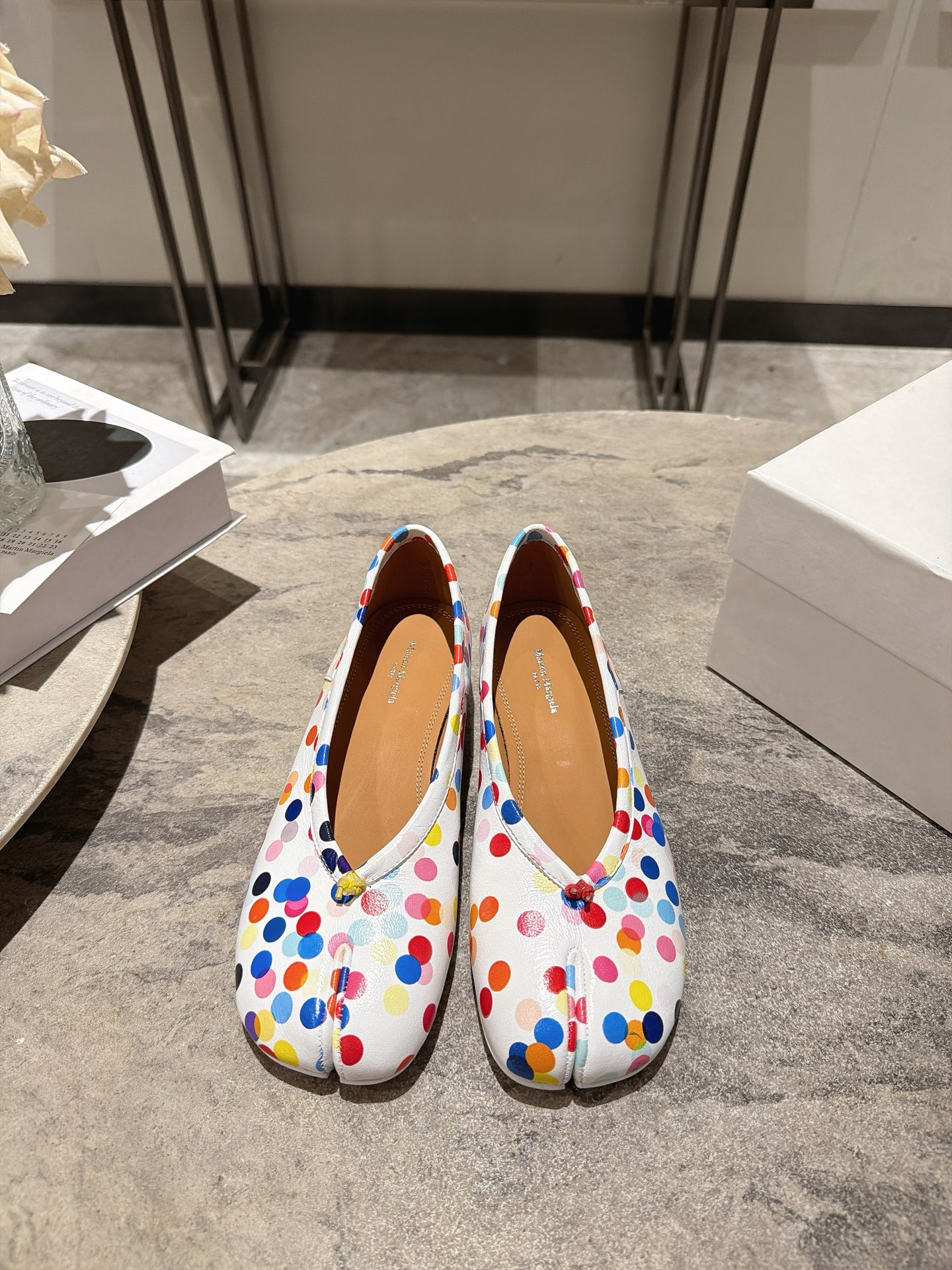 NO:921661,, Maison Margiela 26SS Margiela spring and summer new limited polka dot split-toe shoes mm6 classic Tabi split-toe shape continues the brand's iconic style and is fully recognizable; the full-print colorful polka dot elements are fresh and smart, and the macaron color system collides with a rich summer atmosphere, gentle and eye-catching; the heel strap design takes into account both beauty and fit, and firmly wraps the feet during walking, coexisting with comfort and appearance.  Paired with a light-colored dress, the gentle temperament is full, suitable for dates and afternoon tea; paired with jeans + short top, casual and casual yet fashionable, super eye-catching for daily outings; Printed sheepskin upper, leather lining, genuine leather outsole, size 35-41 (customized sizes 40 and 41 are non-returnable), heel height 3.5cm, split-toe shoes, masion margiela, masion margiela, skirts, jeans, cowhide, sheepskin, Leather  soles19860909, Maison Margiela 26SS 马吉拉春夏新款限定波点分趾鞋 mm6经典Tabi分趾造型延续品牌标志性风格,辨识度拉满；满印彩色波点元素清新灵动,马卡龙色系碰撞出浓郁夏日氛围,温柔又吸睛；后跟绊带设计兼顾美观与贴合度,行走间稳稳包裹双脚,舒适与颜值并存. 搭配浅色连衣裙,温柔气质拉满,适合约会、下午茶；配牛仔裤+短款上衣,休闲随性又不失时尚感,日常出街超吸睛； 鞋面印花羊皮 内里牛皮 大底真皮大底 size35-41码（40、41码定制不退换） 跟高3.5cm,分趾鞋,masion margiela,masion margiela,skirts,jeans,cowhide,sheepskin,Leather soles,Women's Shoes