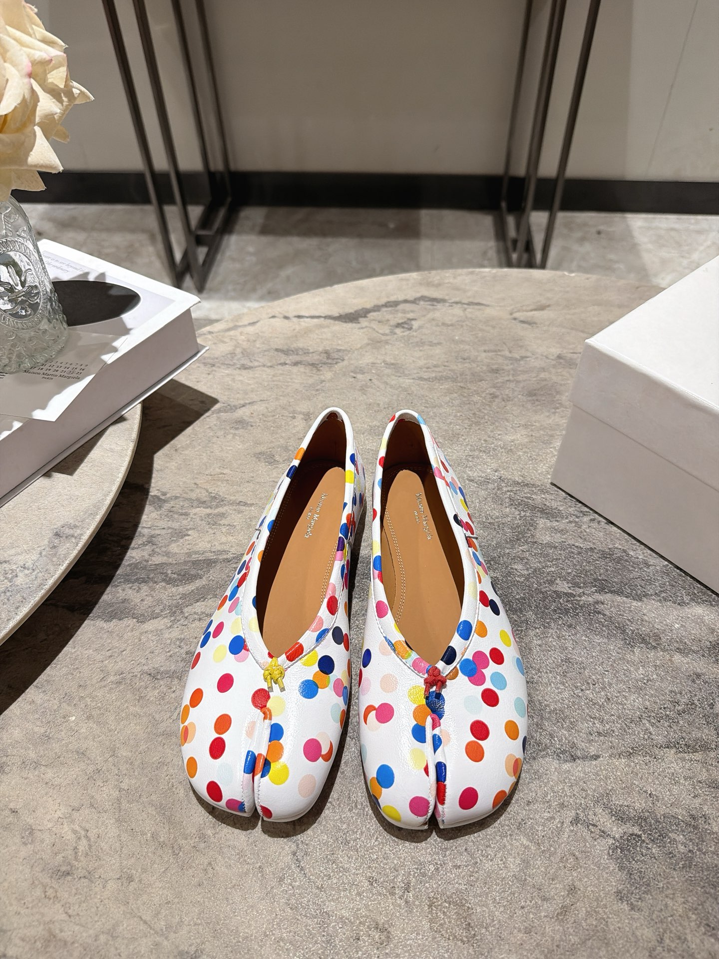NO:921664,, Maison Margiela 26SS Margiela spring and summer new limited-edition polka dot split-toe sandals mm6 classic Tabi split-toe shape continues the brand's iconic style and is fully recognizable; the full-print colorful polka dot elements are fresh and smart, and the macaron color system collides with a rich summer atmosphere, gentle and eye-catching; the heel strap design takes into account both beauty and fit, and securely wraps the feet during walking, coexisting with comfort and appearance.  Paired with a light-colored dress, the gentle temperament is full, suitable for dates and afternoon tea; paired with jeans + short top, casual and casual yet fashionable, super eye-catching for daily outings; Printed sheepskin upper, leather lining, genuine leather outsole, sizes 35-41 (customized sizes 40 and 41 are non-refundable), split-toe shoes, masion margiela, masion margiela, sandals, skirts, jeans, cowhide, sheepskin, Leather soles19860909, Maison Margiela 26SS 马吉拉春夏新款限定波点分趾鞋凉鞋 mm6经典Tabi分趾造型延续品牌标志性风格,辨识度拉满；满印彩色波点元素清新灵动,马卡龙色系碰撞出浓郁夏日氛围,温柔又吸睛；后跟绊带设计兼顾美观与贴合度,行走间稳稳包裹双脚,舒适与颜值并存. 搭配浅色连衣裙,温柔气质拉满,适合约会、下午茶；配牛仔裤+短款上衣,休闲随性又不失时尚感,日常出街超吸睛； 鞋面印花羊皮 内里牛皮 大底真皮大底 size35-41码（40、41码定制不退换）,分趾鞋,masion margiela,masion margiela,sandals,skirts,jeans,cowhide,sheepskin,Leather soles,Women's Shoes