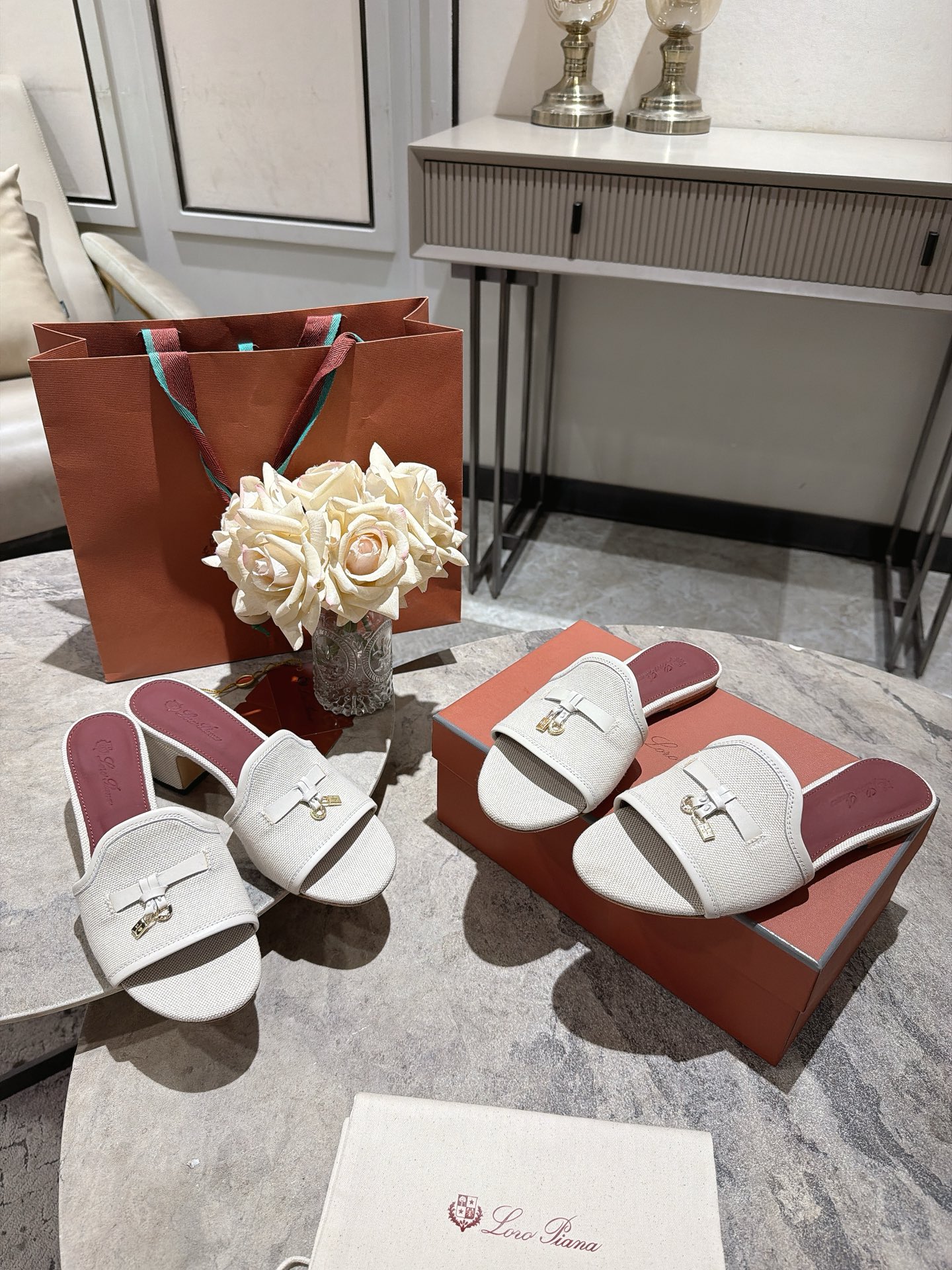 NO:921724,Flat bottom, medium heel, Loro Piana's classic hot-selling LP top version is available from stock. It turns out that this is the legend of the British low-heeled slippers. It turns out that you can walk 20,000 steps without getting tired. The appearance and feel of the feet are so good that you will be completely ruined as soon as you put it on. The minimalist design is eye-catching and eye-catching, and it is a bonus when you wear it. The soft and soft foot texture is outstanding, and it does not rub your feet. It is very nice. It is matched with soft and waxy soles, which can be worn for daily use for a long time without getting tired.  Who can refuse a pair of versatile and good-looking ones that don’t have to be too classy, and have good feel and texture. The key is to make the legs look longer and not tire the feet. The main thing is that one is just right!  Material polyester and linen fabric, silk lining, feet: silk sheepskin, midsole, cowhide midsole, heel height 5CM/flat sole, outsole, original leather sole, size women's size 35-39 (40, 41, 42 customized, non-refundable, non-exchangeable), slippers, loro piana, loro piana, slippers, cowhide, sheepskin19860909平底, 中跟, Loro Piana现货供应经典爆款lp顶级版本 英伦矮跟拖鞋原来这就是传说走两万步都不会累脚的颜值和脚感都拿捏住了,上脚一走就会被彻底沦陷～极简的设计吸睛耐看,穿搭加分项呀 软乎乎的脚感质感出众,不会磨脚就很nice搭配软软糯糯的鞋底,日常通行久穿不累哦 谁能拒绝得了一双百搭又好看的简直不要太气质,脚感和质感都拿捏,关键是显腿长不累脚,主打的就是一个刚刚好！ 材质涤麻面料 内里丝绸 垫脚:丝绸羊皮 中底牛皮中底 跟高5CM/平底 大底原单真皮底 码数女码35-39（40 41 42定制不退不换）,拖鞋,loro piana,loro piana,slippers,cowhide,sheepskin,Women's Shoes