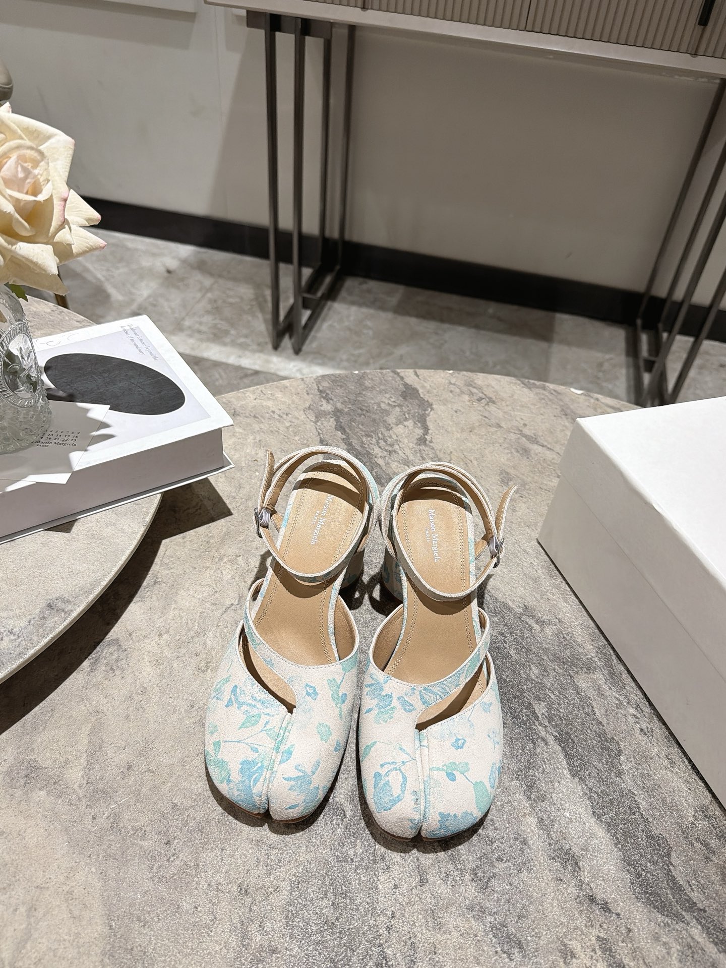NO:921667,, Maison Margiela 26SS Margiela spring and summer new limited-edition polka dot split-toe sandals mm6 classic Tabi split-toe shape continues the brand's iconic style and is fully recognizable; the full-print colorful polka dot elements are fresh and smart, and the macaron color system collides with a rich summer atmosphere, gentle and eye-catching; the heel strap design takes into account both beauty and fit, and securely wraps the feet during walking, coexisting with comfort and appearance.  Paired with a light-colored dress, the gentle temperament is full, suitable for dates and afternoon tea; paired with jeans and a short top, it is casual and casual yet fashionable, and it is very eye-catching when going out on the street; Printed sheepskin upper, cowhide lining, genuine leather outsole, size 35-41 (customized sizes 40 and 41 are non-refundable), heel height 7.5cm, split-toe shoes, masion margiela, masion  margiela,sandals,skirts,jeans,cowhide,sheepskin,Leather soles19860909, Maison Margiela 26SS 马吉拉春夏新款限定波点分趾鞋凉鞋 mm6经典Tabi分趾造型延续品牌标志性风格,辨识度拉满；满印彩色波点元素清新灵动,马卡龙色系碰撞出浓郁夏日氛围,温柔又吸睛；后跟绊带设计兼顾美观与贴合度,行走间稳稳包裹双脚,舒适与颜值并存. 搭配浅色连衣裙,温柔气质拉满,适合约会、下午茶；配牛仔裤+短款上衣,休闲随性又不失时尚感,日常出街超吸睛； 鞋面印花羊皮 内里牛皮 大底真皮大底 size35-41码（40、41码定制不退换） 跟高7.5cm,分趾鞋,masion margiela,masion margiela,sandals,skirts,jeans,cowhide,sheepskin,Leather soles,Women's Shoes