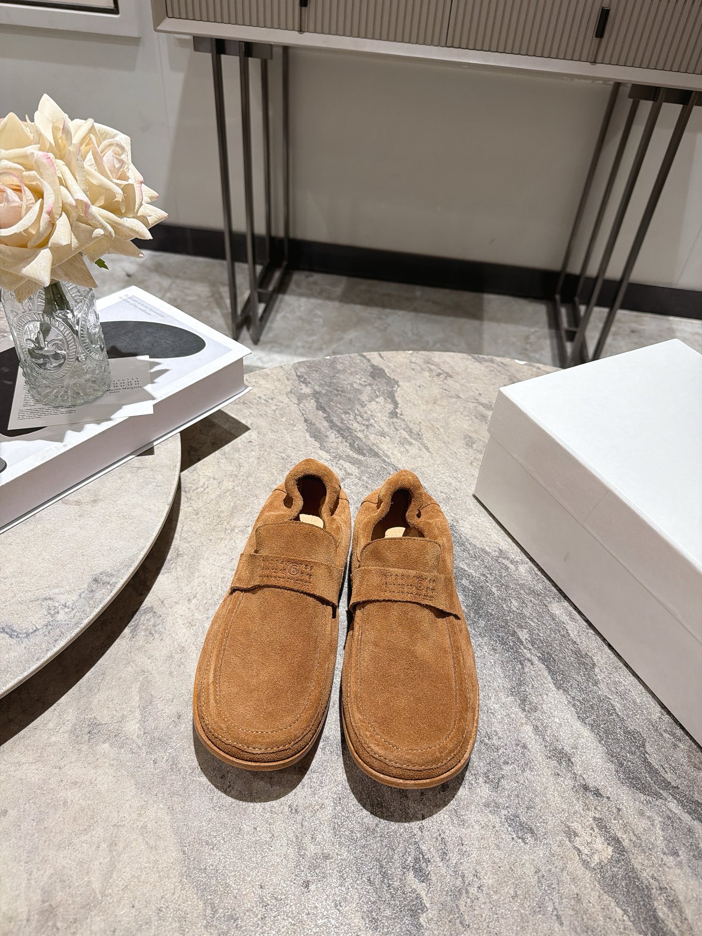 NO:921725,, Maison Margiela26SS Margiela spring and summer new retro lazy loafers  mm6 is a classic and simple loafer style. The neat shoe shape has a low-key and high-end minimalist tone. The smooth shoe body lines modify the foot shape and weaken the foot outline. The upper foot is delicate and slim, and it does not pick the foot shape or the instep. The versatile basic shoe shape is suitable for a variety of aesthetic styles. There are multiple colors and textures to choose from. Whether it is low-key and gentle or calm, it can be easily adapted to different wearing scenes and seasons.  The suitability is straight forward. Pair it with loose casual pants to unlock a casual and lazy atmosphere; pair it with smart suit pants to create a neat commuter workplace outfit. Upper cowhide/cow suede Lining cowhide leather outsole Size 35-40 (customized size 40 is non-refundable) Heel height 2.5cm, loafers, masion margiela, masion margiela, loafers, business suit, cowhide, Leather soles19860909, Maison Margiela26SS 马吉拉春夏新款复古懒人乐福鞋 mm6经典简约的乐福鞋版型,利落鞋型自带低调高级的极简调性,流畅的鞋身线条修饰脚型,弱化脚部轮廓,上脚秀气显瘦,不挑脚型不挑脚背.百搭的基础鞋型适配多种审美风格,多配色多元质感可选,不管是低调温柔还是沉稳气场都能轻松拿捏,轻松适配不同穿搭场景与季节搭配. 穿搭适配度直接拉满,搭配宽松休闲裤,解锁随性慵懒的松弛氛围感；搭配干练西装裤,塑造利落通勤职场穿搭. 鞋面牛皮/牛反绒 内里牛皮 大底真皮大底 size35-40码（40码定制不退换） 跟高2.5cm,乐福鞋,masion margiela,masion margiela,loafers,business suit,cowhide,Leather soles,Women's Shoes