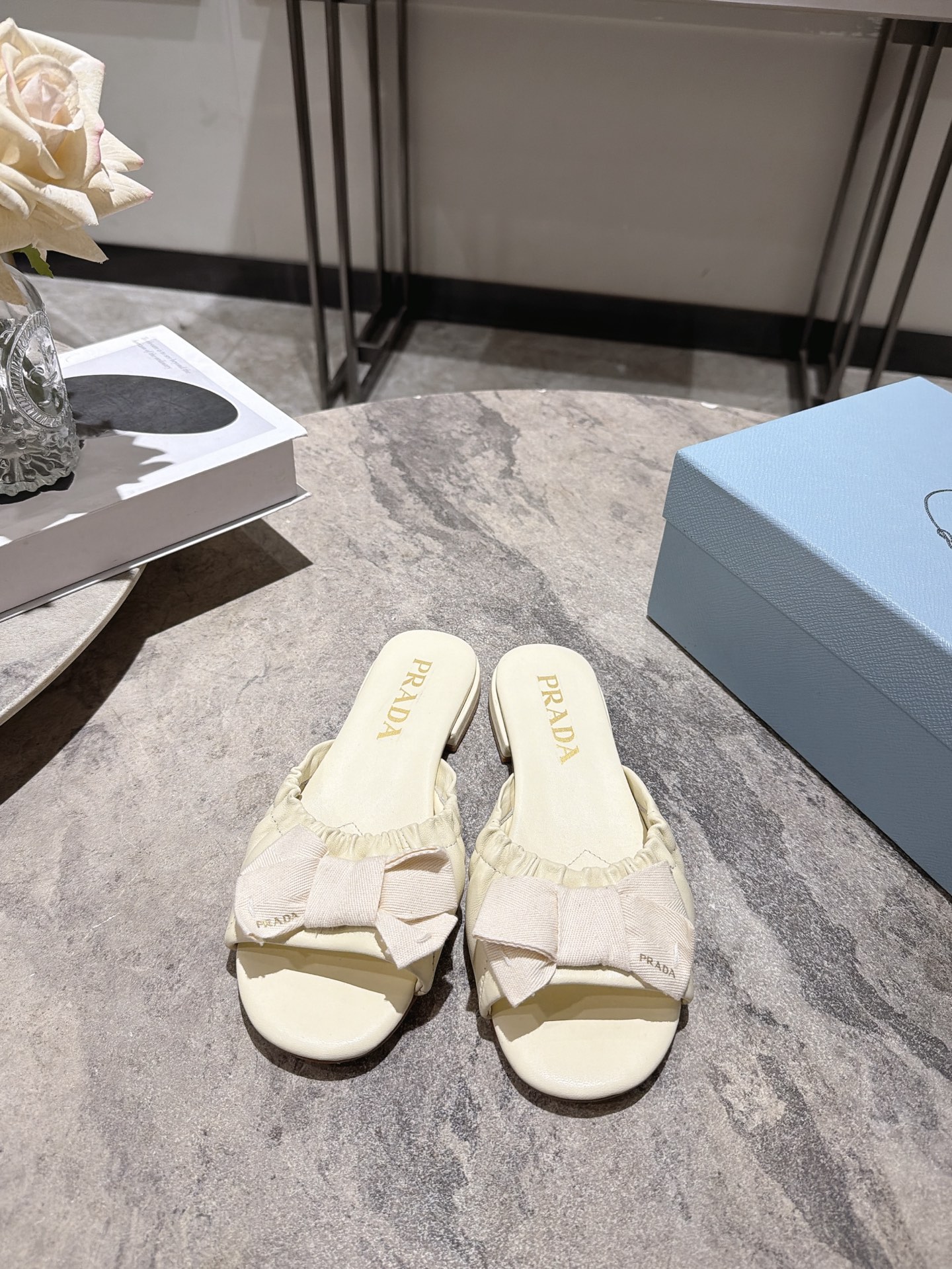 NO:921722,PARDA Prada spring and summer classic series bow slippers, simple one-line design, with three-dimensional bow and gold brand logo, sweet and high-end style, original sheepskin, genuine leather outsole, Size35-39 (40 customized, non-refundable), slippers, prada, slippers, sheepskin, Leather soles19860909PARDA普拉达春夏经典系列蝴蝶结拖鞋 简约的一字带设计 配立体蝴蝶结和金色品牌标识 风格甜美兼具高级感 原版羊皮 真皮大底 Size35-39（40定做不退换）,拖鞋,prada,slippers,sheepskin,Leather soles,Women's Shoes