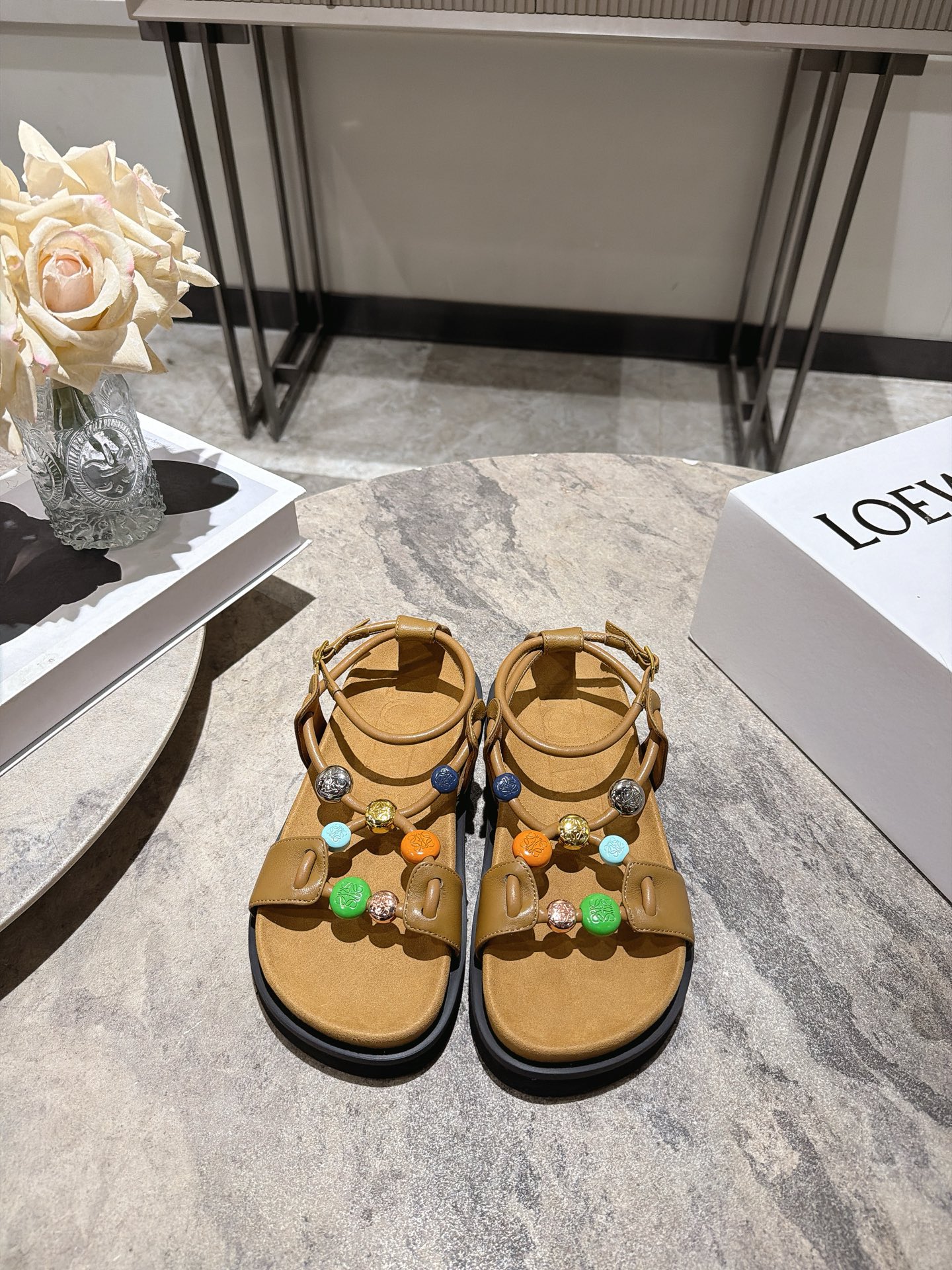 NO:921676,, LOEWE spring and summer new colorful buckle thick-soled sandals  LOEWE colorful buckle thick-soled sandals with a sense of summer vitality directly bring out the sense of art and comfort. Its design has its own eye-catching properties. The colorful buttons on the upper are the soul highlight of the whole pair of shoes, like wearing a color palette on the feet. Each one reveals a playful little thought and has its own recognition. It will turn heads when walking on the road. Whether it is a simple style or a personalized style, it can easily stand out and become the most eye-catching touch in the style.  The strap design fits the shape of the foot, so you don’t have to worry about the heel falling off. It is suitable for daily commuting, shopping, and beach vacations. It is comfortable and comfortable. Upper cowhide leather lining Sheepskin outsole Rubber outsole size 35-40 (customized size 40 is non-refundable) Heel height 4cm, sandals, loewe, sandals, cowhide, sheepskin19860909, LOEWE春夏新款彩扣厚底凉鞋 自带夏日活力感的LOEWE彩扣厚底凉鞋,把艺术感和舒适感直接拉满.它的设计自带吸睛属性,鞋面上的彩色纽扣是整双鞋的灵魂亮点,像把调色盘穿在了脚上,每一颗都透着俏皮的小心思,自带辨识度,走在路上回头率直接拉满.不管是简约风还是个性风穿搭,都能靠它轻松出彩,成为造型里最亮眼的一笔. 绑带的设计贴合脚型,不用怕掉跟,日常通勤、出门逛街、海边度假穿它都合适,舒适又自在. 鞋面牛皮 内里羊皮 大底橡胶大底 size35-40码（40码定制不退换） 跟高4cm,凉鞋,loewe,sandals,cowhide,sheepskin,Women's Shoes
