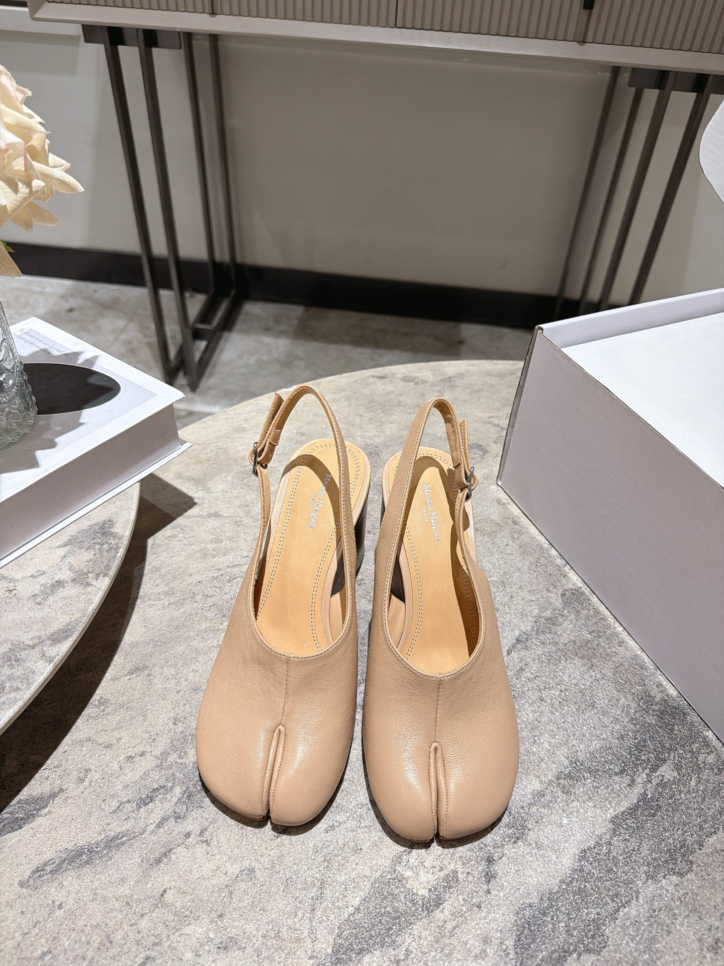 NO:921705,, Maison Margie Margie split toe thick heel flat retro Mary Jane wedge heel ballet fish mouth single shoes, a great version, very difficult to make!  Margiela split-toe shoes have been pushed into the limelight again, and Xiaohongshu’s posts have exploded one after another!  A must-have for sexy and cool girls. Fried chicken on the feet looks good. Don’t worry. Wear it and you will be the most unique existence among that group. The fabric is imported sheepskin. The lining is cowhide. Outsole. Genuine leather sole imported from Italy. Size: 35-39 (40 customized, non-refundable and non-exchangeable). Split-toe shoes, masion margiela, mary jane, cowhide, sheepskin19860909, Maison Margie马吉拉分趾粗跟平底复古玛丽珍坡跟芭蕾舞指鱼嘴单鞋棒了的版本 非常不好做！马吉拉分趾鞋又被推到风口啦 小红书发一个爆一个！性感酷辣女孩必备 上脚炒鸡好看 大家放心冲 穿上它你就是那个人群中最独特的存在 面料进口羊皮 内里垫脚牛皮 大底 意大利进口真皮底 码数:35-39(40定制不退不换),分趾鞋,masion margiela,mary jane,cowhide,sheepskin,Women's Shoes