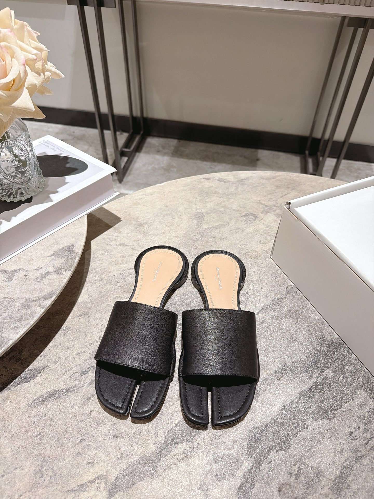 NO:921710,, Maison Margiela's classic split-toe slippers, belonging to its iconic Tabi series. Simple and high-end split-toe slippers, designed with smooth leather uppers and wide straps, in black, white and brown. The split-toe shape is retro and fashionable, and the flat bottom is comfortable, suitable for commuting, leisure or light vacation. When matching, pay attention to the unity of proportion and style, and easily wear it with a sense of luxury. Sheepskin upper, sheepskin lining, genuine leather outsole  Size 35-39 (40.41.42 customized) Comes with a complete set of packaging boxes, slippers, masion margiela, slippers, sheepskin, Leather soles19860909, Maison Margiela马吉拉的经典分趾拖鞋, 属于其标志性的 Tabi 系列 简约高级的不分趾拖鞋,采用光滑皮革鞋面与宽幅带设计,黑白棕三色百搭.分趾造型复古时髦,平底舒适,适合通勤、休闲或轻度假.搭配时注重比例与风格统一,轻松穿出高级感. 鞋面羊皮 内里羊皮 真皮大底 码数35-39(40.41.42定做) 配全套包装盒,拖鞋,masion margiela,slippers,sheepskin,Leather soles,Women's Shoes