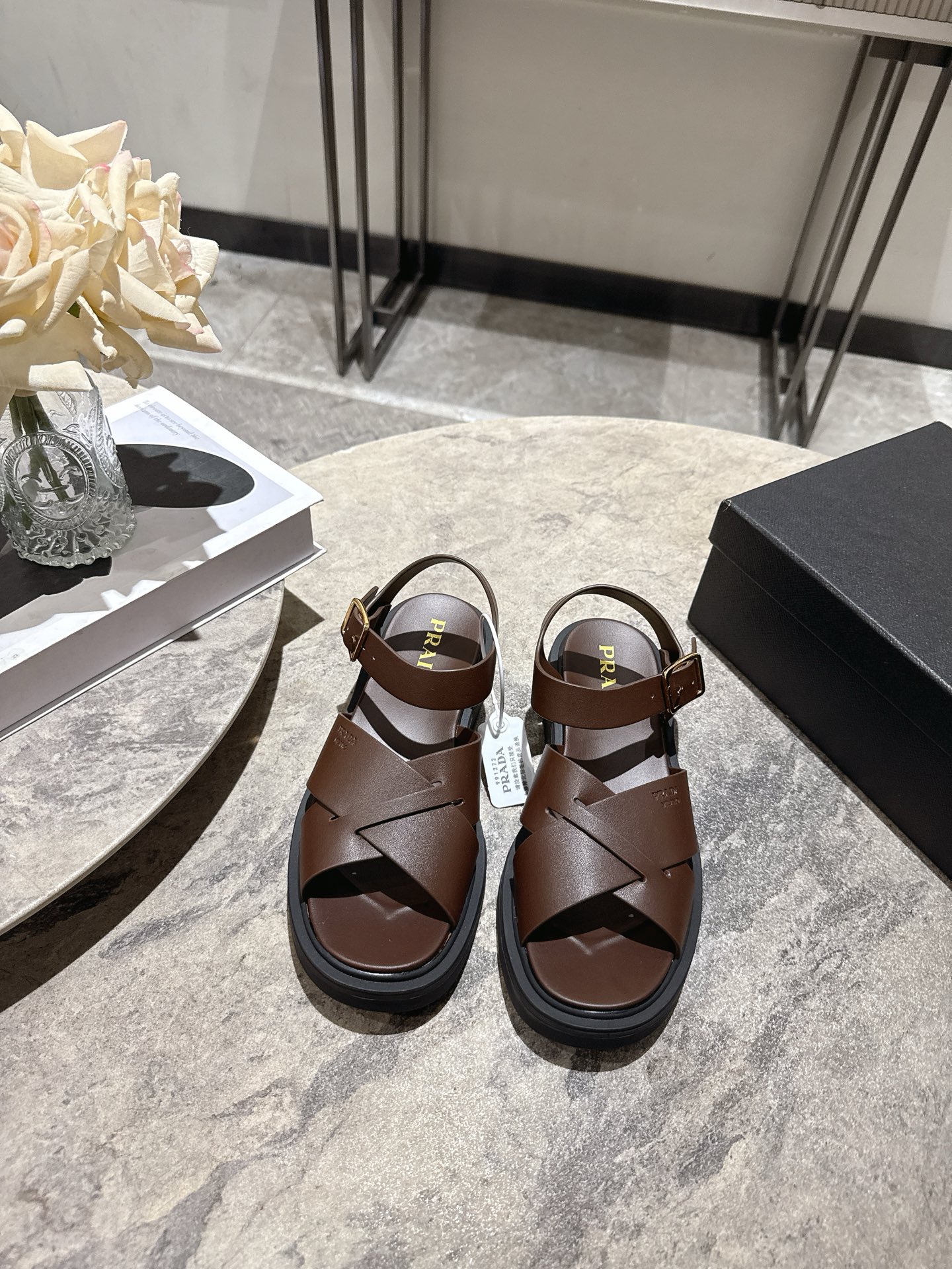 NO:921703,, Prada 26ss new cross-strap sandals for spring and summer. Cross-strap sandals full of summer atmosphere are fashionable models that can be easily handled by lazy people. The design adopts a classic cross-strap upper, with an adjustable ankle buckle, with neat and clean lines, and a simple and high-end sense. The wide toe version is not picky about the foot shape, and is super tolerant of the upper foot. It can also quietly modify the foot shape, making the foot line look more stretched and beautiful.  The matching ability is excellent, whether it is paired with shorts, jeans or a dress, it can be easily adapted. Paired with casual trousers, it is a casual and relaxed street style, and paired with a long skirt, it can give a lazy and gentle vacation feeling. It is suitable for daily outings, commuting or traveling. The upper is cowhide, the lining is cowhide, and the outsole is original molded outsole size 35-39 (customized sizes 40 and 41 are not returnable)  Heel height 3.5cm, sandals, prada, prada, sandals, skirts, shorts, jeans, cowhide19860909, Prada普拉达 26ss 春夏新款交叉带凉鞋 夏日氛围感拉满的交叉带凉鞋,是懒人也能轻松拿捏的时髦款.设计上采用经典的交叉带鞋面,搭配可调节的踝部扣带,线条利落干净,自带简约高级感.宽鞋头的版型,不挑脚型,上脚包容性超强,同时还能悄悄修饰脚型,让脚部线条看起来更舒展好看. 搭配性堪称一绝,不管是搭配短裤、牛仔裤还是连衣裙,都能轻松适配.搭配休闲裤装是随性松弛的街头风,搭配长裙又能穿出慵懒温柔的度假感,日常出街、通勤或者出游穿都合适. 鞋面牛皮 内里牛皮 大底原版开模大底 size35-39码（40、41码定制不退换） 跟高3.5cm,凉鞋,prada,prada,sandals,skirts,shorts,jeans,cowhide,Women's Shoes