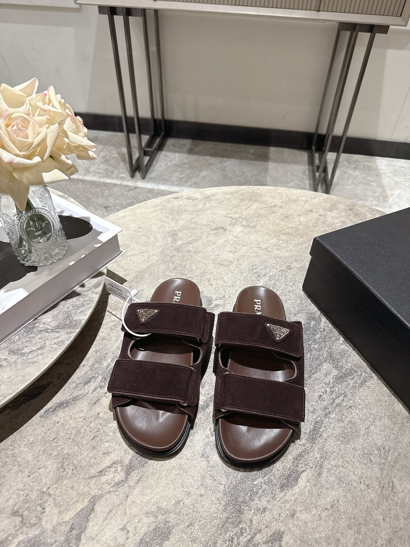 NO:921697,, Prada 26ss spring and summer new double-strap Velcro sandals are designed with double Velcro wide shoelaces, with the iconic triangle logo, neat and clean lines, and a simple and high-end sense. The open-toed version, with adjustable Velcro design, does not pick the foot type, is super friendly to sisters with all kinds of wide and fat feet, and can easily wear a relaxed and casual tone.  The foot experience is perfect for comfort. The design of the flat and soft sole is soft and elastic when you step on it. It will not tire your feet after walking for a long time. The footbed fits the shape of the foot and can maintain comfort even for long walks. There is no pressure even if you walk for a day. The upper is cowhide/cow suede and the lining is cowhide. The outsole is original molded outsole size 35-39 (customized sizes 40 and 41 are not returnable)  Heel height 3.5cm, slippers, prada, prada, slippers, cowhide19860909, Prada普拉达26ss 春夏新款双带魔术贴凉拖 设计上采用双魔术贴宽面鞋带来打造,搭配标志性三角标识,线条利落干净,自带简约高级感.开放式的露趾版型,搭配可调节的魔术贴设计,不挑脚型,对各种脚宽、脚胖的姐妹都超友好,轻松穿出松弛随性的腔调. 脚感体验舒适满分,平底软底的设计,踩上去软弹贴合,走路久了也不会磨脚累脚.鞋床贴合脚型,长时间行走也能保持舒适感,暴走一天也毫无压力. 鞋面牛皮/牛反绒 内里牛皮 大底原版开模大底 size35-39码（40、41码定制不退换） 跟高3.5cm,拖鞋,prada,prada,slippers,cowhide,Women's Shoes