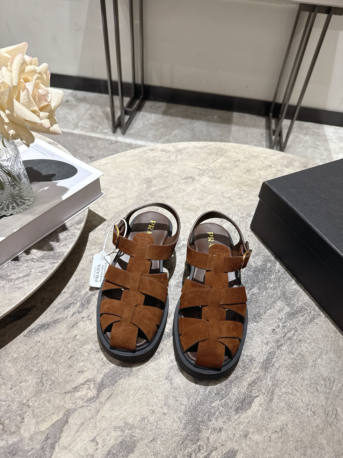 NO:921704,, Prada 26ss new retro Roman sandals reshape classic summer shoes with Milanese craftsmanship, perfectly integrating retro style and modern design.  The upper is made of fine smooth calfskin, with a classic woven cage structure, which is breathable, protective and breathable; the adjustable ankle strap is equipped with a retro metal buckle, which accurately fits the foot shape, taking into account the convenience of putting on and taking off and the sense of style. The thick rubber sole injects a modern atmosphere, invisible increase while bringing a comfortable foot feeling as if walking on the ground. Size35-39 (40.41 custom-made and non-refundable), sandals, prada, prada, sandals, cowhide19860909, Prada 普拉达26ss新品复古罗马凉鞋 以米兰匠艺重塑经典夏日鞋履,复古格调与现代设计完美融合.  鞋面采用细腻光面小牛皮打造,经典编织笼式结构,通透透气,兼具防护性与呼吸感；可调节踝带搭配复古金属搭扣,精准贴合脚型,兼顾穿脱便捷与造型感.厚实橡胶厚底注入摩登气场,隐形增高同时带来如履平地的舒适脚感 Size35-39（40.41定做不退换）,凉鞋,prada,prada,sandals,cowhide,Women's Shoes