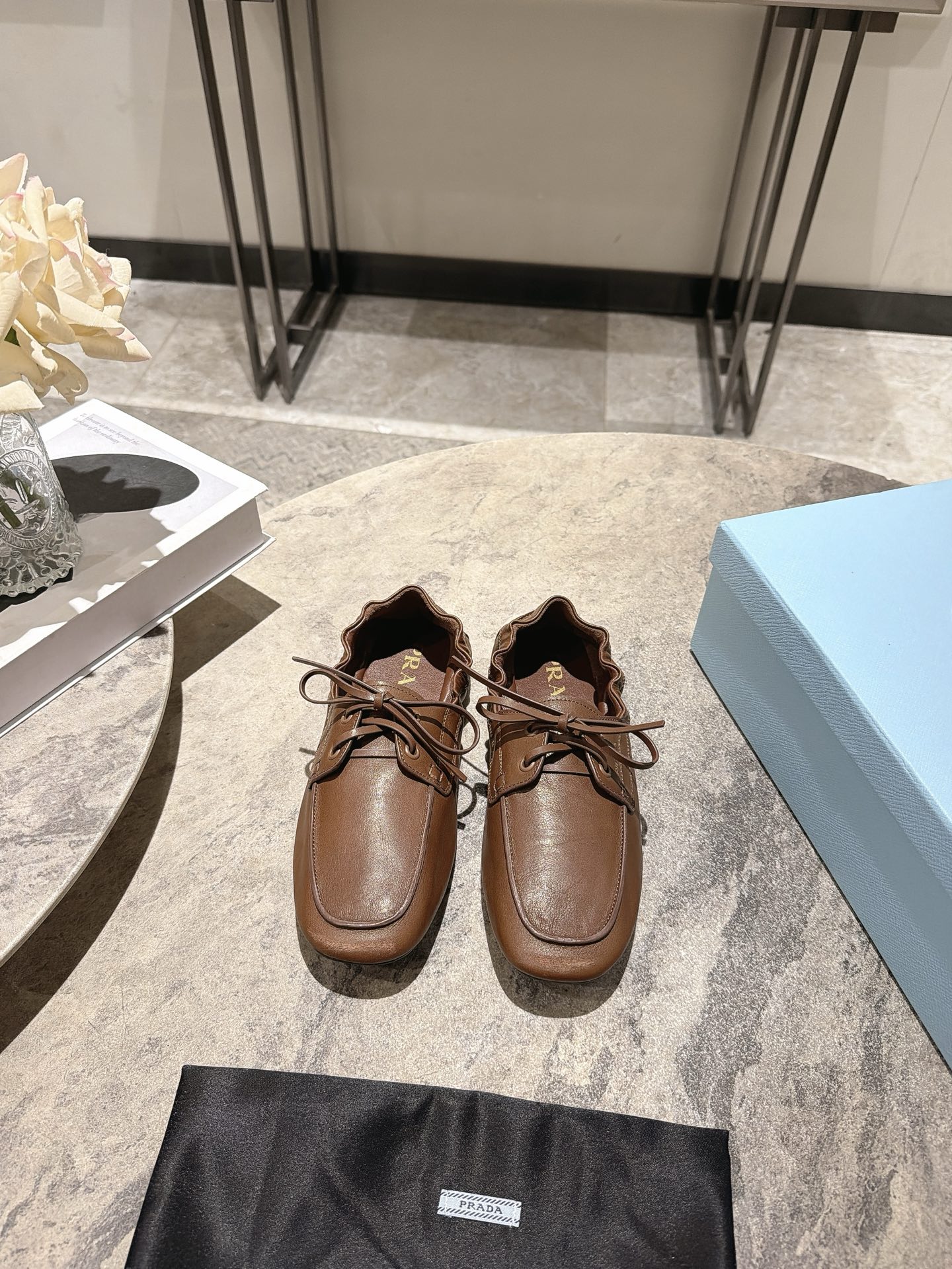 NO:921702,PRADA's 26 new spring and summer wrinkled loafers are so good-looking, comfortable and versatile, and not tiring when walking around. The materials and workmanship are consistent with the original. Top layer of vegetable tanned cowhide, sheepskin lining, original non-slip sole. Two-color sale. Code number: 35-39 (customized in 40), loafers, prada, prada, loafers, cowhide, sheepskin.19860909PRADA普拉达26春夏新品皱褶乐福鞋 好看到爆炸 舒适百搭 暴走不累 材质做工均和原版一致 头层植鞣牛皮 羊皮里 原版防滑底 双色发售 码数:35-39(40定做),乐福鞋,prada,prada,loafers,cowhide,sheepskin,Women's Shoes