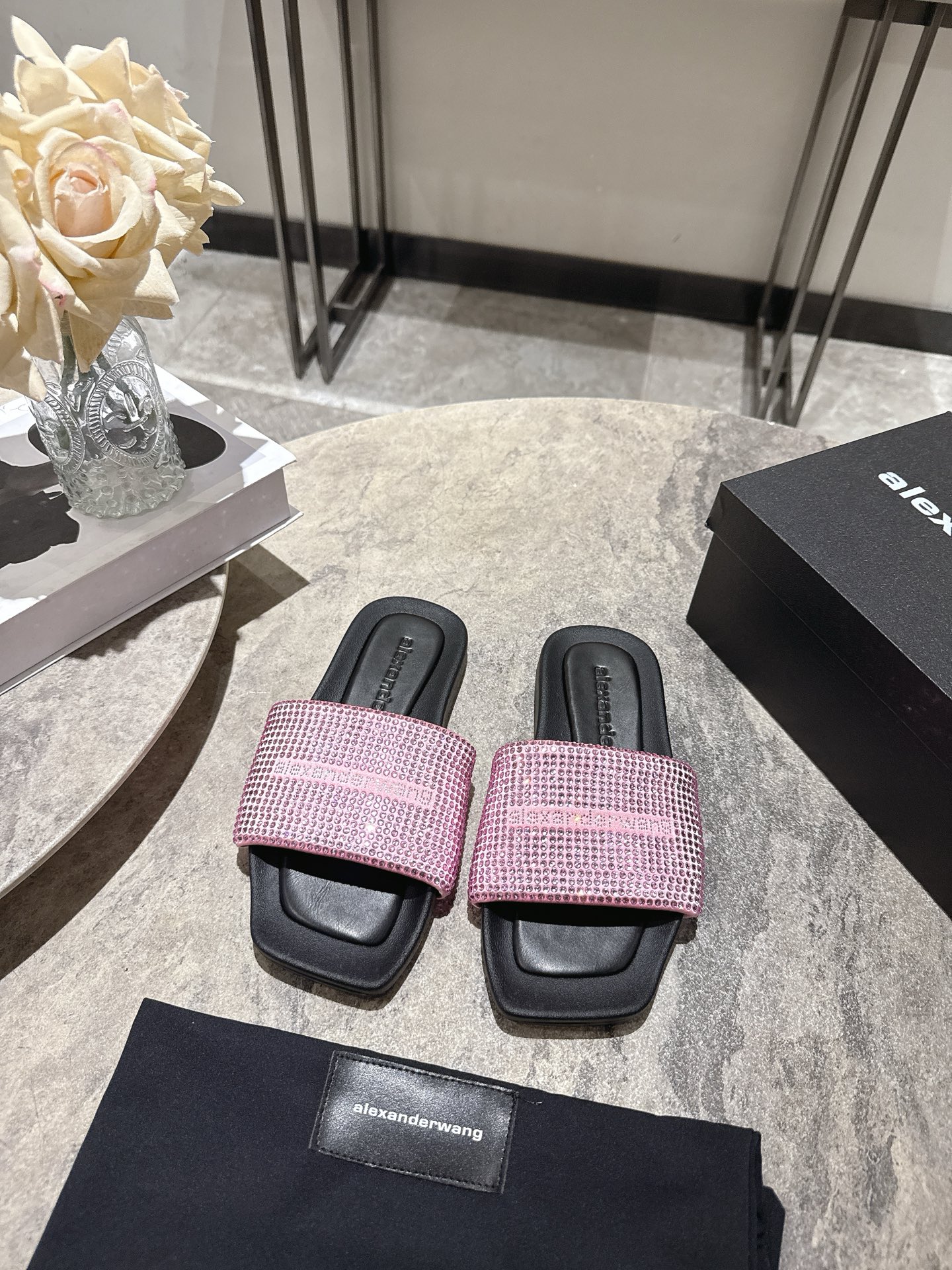NO:921659,, Alexander Wang 26ss new product privately customized rhinestone sandals for traveling at home and going out for street shooting. The world's invincible street style king. Full of European and American styles. Perfect fashion features. Comfortable and luxurious. Original custom fabrics. Australian imported rhinestones. Thick sole/thin sole optional. Original private mold outsole. Equipped with authentic original packaging. Code number 35-39 (customized in 40), slippers, alexander wang, sandals, slippers19860909, Alexander Wang 亚历山大王旅游居家外出炸街增高神器26ss新品私家定制水钻凉鞋 全球无敌上脚街拍王欧美范十足.时尚特色完美.舒适奢华 原版定制面料 澳洲进口水钻 厚底/薄底可选 原版私家开模大底 配置正品原版包装 码数35-39(40定做),拖鞋,alexander wang,sandals,slippers,Women's Shoes