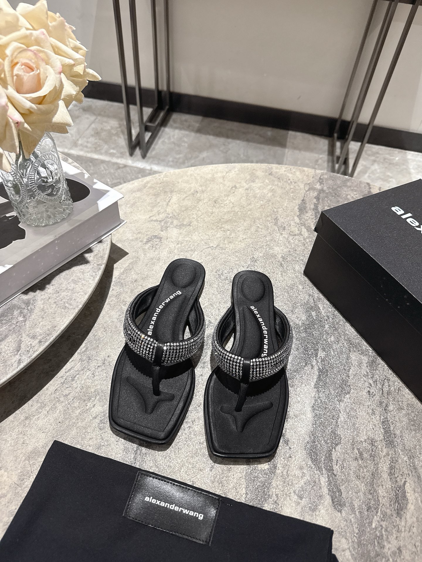 NO:921668,, alexanderwang 26 new slippers, flip-flops, adopt a simple shoe shape, the upper is decorated with rhinestones, and is matched with brand metal letters, which shines high-end. It lengthens the leg shape and enhances the aura. It is suitable for daily outings, vacations or light social occasions, and can easily create a fashionable look. Original rhinestone sheepskin lining, satin foot pads, genuine leather outsole, size: 35-40 (custom-made for 40), split-toe shoes, alexander  wang,slippers,sheepskin,silk fabric,Leather soles19860909, alexanderwang大王26新款拖鞋夹趾人字拖 采用简约鞋型,鞋面饰有满钻水钻,搭配品牌金属字母,闪耀高级.拉长腿型,提升气场,适合日常出街、度假或轻社交场合,轻松打造时髦造型. 原版水钻羊皮内里绸缎垫脚真皮大底 码数:35-40(40定做),分趾鞋,alexander wang,slippers,sheepskin,silk fabric,Leather soles,Women's Shoes