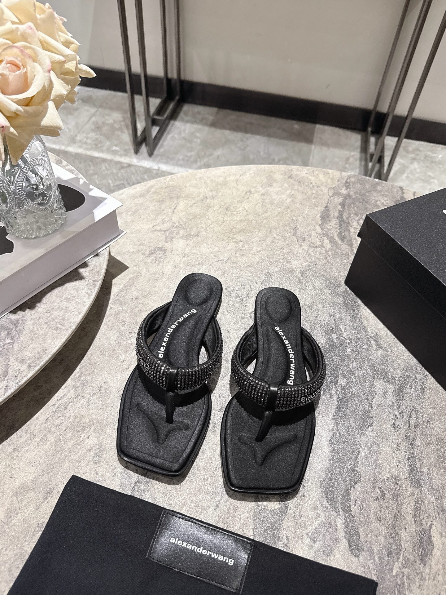 NO:921672,, alexanderwang 26 new slippers, flip-flops, adopt a simple shoe shape, the upper is decorated with rhinestones, and is matched with brand metal letters, which shines high-end. It lengthens the leg shape and enhances the aura. It is suitable for daily outings, vacations or light social occasions, and can easily create a fashionable look. Original rhinestone sheepskin lining, satin foot pads, genuine leather outsole, size: 35-40 (custom-made for 40), split-toe shoes, alexander  wang,slippers,sheepskin,silk fabric,Leather soles19860909, alexanderwang大王26新款拖鞋夹趾人字拖 采用简约鞋型,鞋面饰有满钻水钻,搭配品牌金属字母,闪耀高级.拉长腿型,提升气场,适合日常出街、度假或轻社交场合,轻松打造时髦造型. 原版水钻羊皮内里绸缎垫脚真皮大底 码数:35-40(40定做),分趾鞋,alexander wang,slippers,sheepskin,silk fabric,Leather soles,Women's Shoes