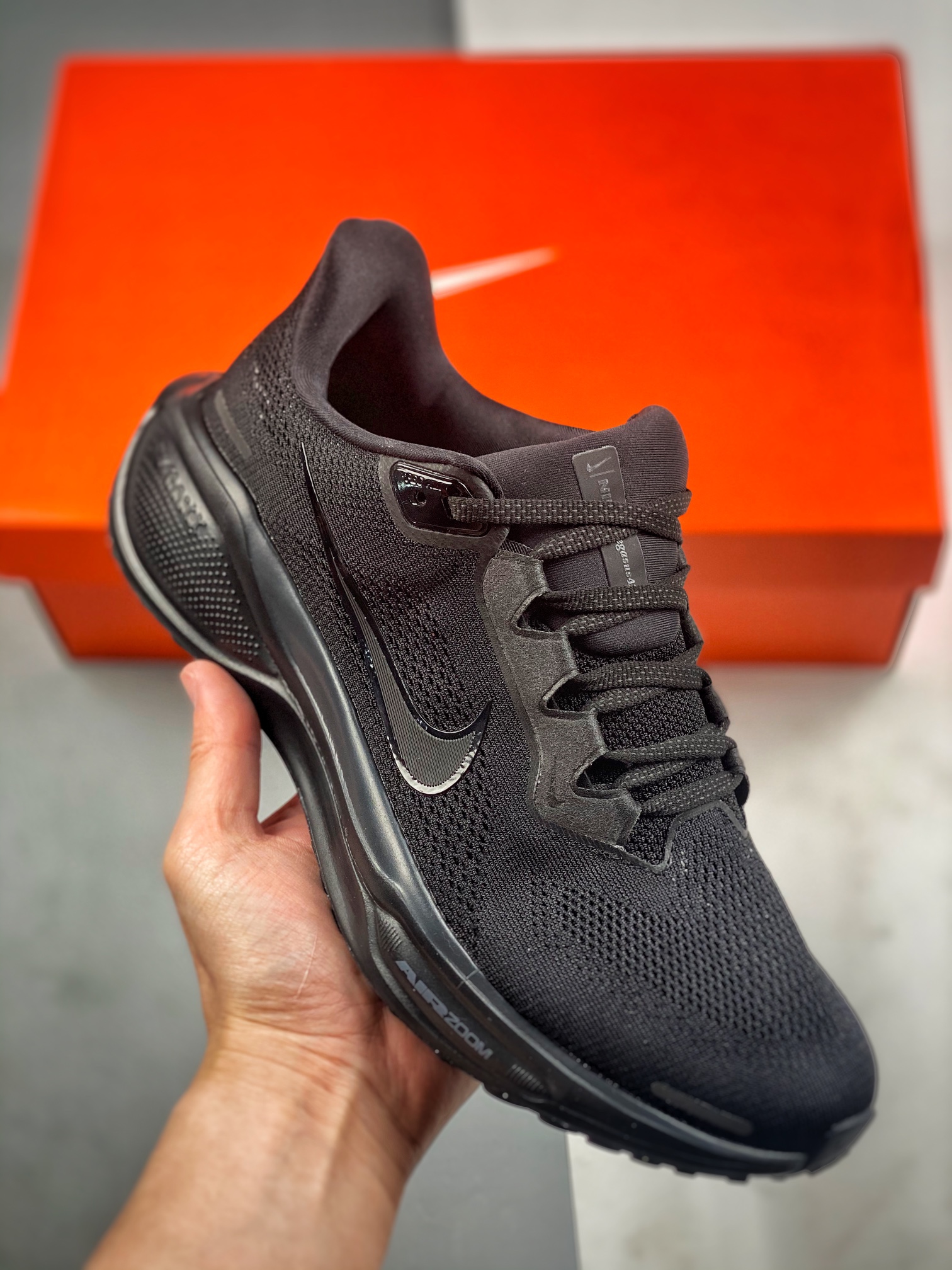 CX专供 毒版公司货 【NK】 Nk Air Zoom Pegasus 41 耐克网面透气轻便耐磨跑鞋 HF0396-001 #鞋面采用网布、织物、橡塑材料等多种材料拼接,出色支撑效果,缔造稳固脚感,塑就自然迈步体验.结合匠心排布的缓震配置,铸就稳固迈步体验.弧形外底设计,有助实现后跟到鞋头的顺畅过渡,在足部离地到落地过程中缔造流畅自如的迈步体验.