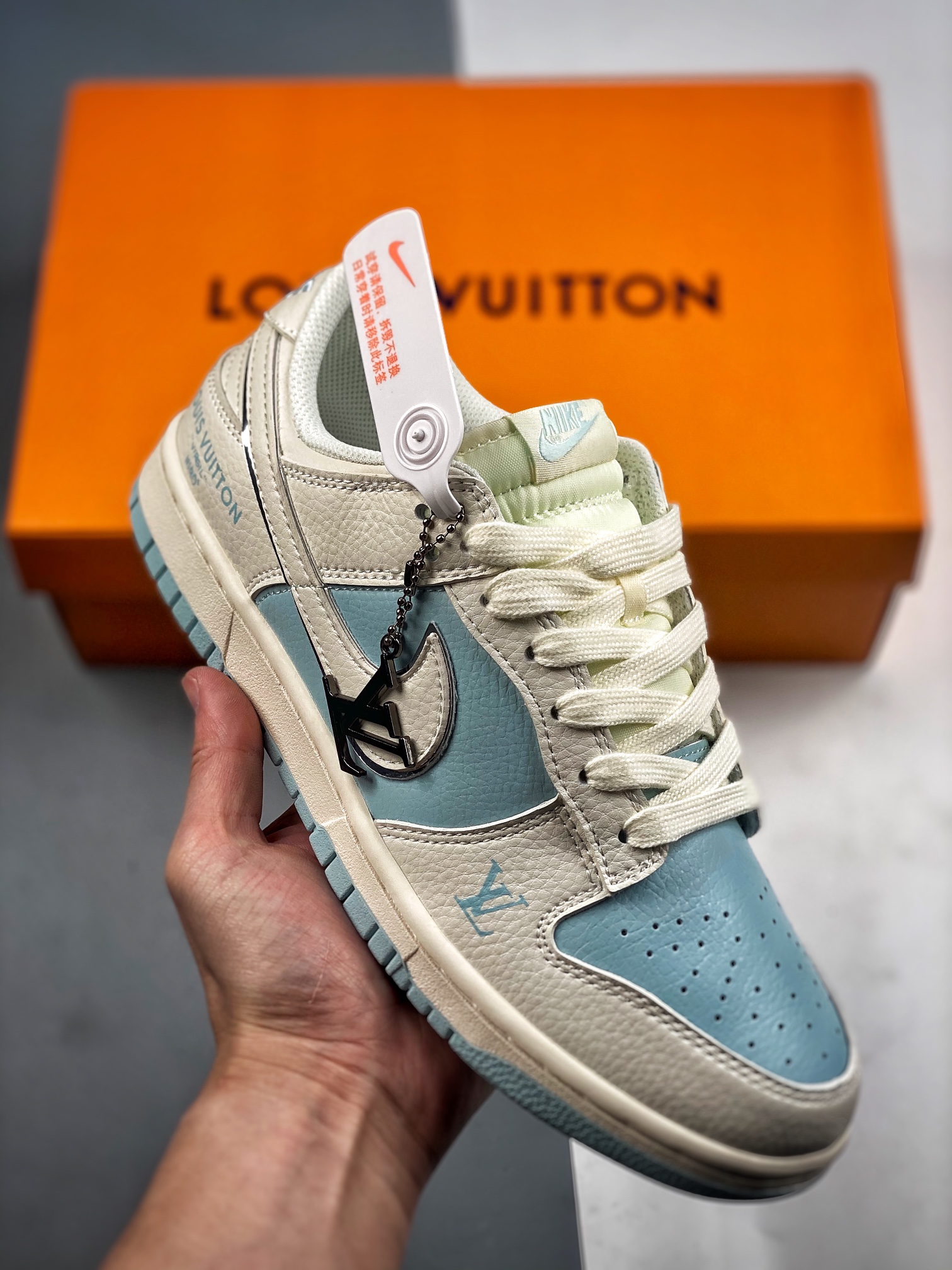 CX专供 OG版公司货 【NK】 LV x Nike Dunk Low 米白冰蓝 此款主张打破传统的工业化流水线设计限制,以Made by ideas的超级创意为理念,集结众多潮流设计师,结合时下最ing潮流风尚,为潮流爱好者打造彰品自我的专属潮品.同时尊重每个年轻人对于潮流的理解与选择,主张“让每个年轻人塑造自己的潮流”. 货号:BB8766-209