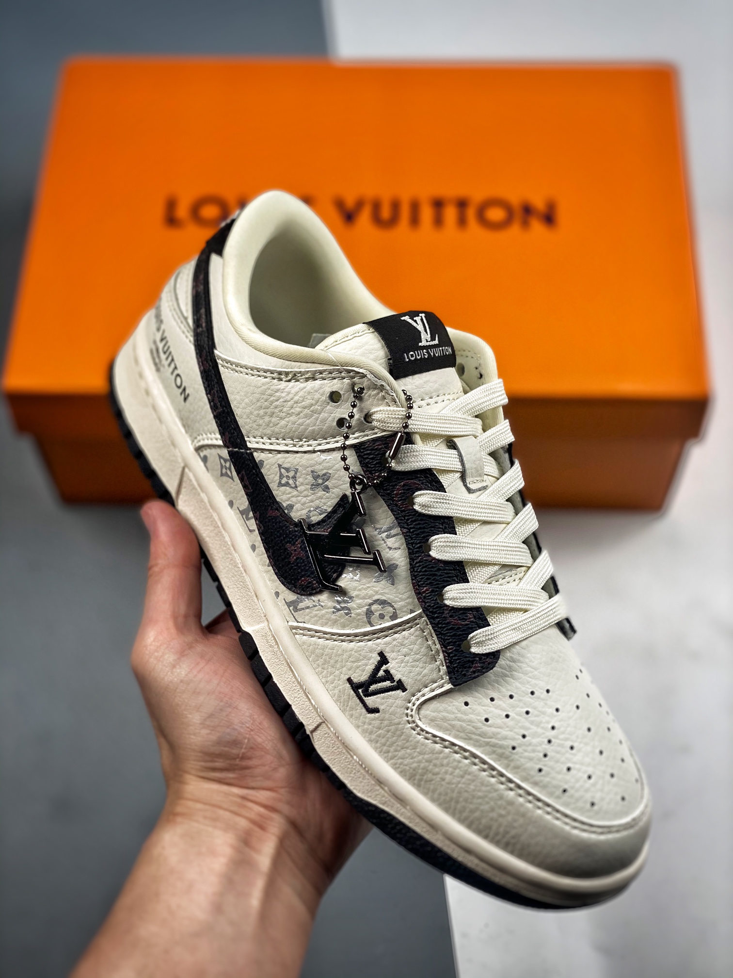 CX专供 OG版公司货 【NK】 LV x Nike Dunk Low 老花米黑勾 此款主张打破传统的工业化流水线设计限制,以Made by ideas的超级创意为理念,集结众多潮流设计师,结合时下最ing潮流风尚,为潮流爱好者打造彰品自我的专属潮品.同时尊重每个年轻人对于潮流的理解与选择,主张“让每个年轻人塑造自己的潮流”. 货号:FC1688-189 c
