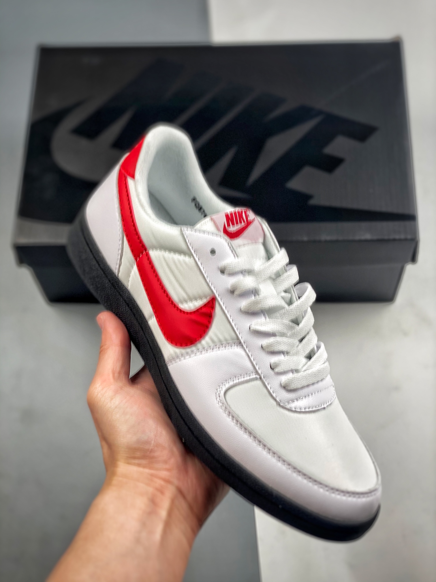 CX专供 毒版公司货
【NK】
 Nk Field General 82 美式休闲运动鞋 HJ3239-100
#鞋面采用精选顺滑皮革、合成革与耐固织物材质打造；经典黑白配色组合与黑色华夫格鞋底相呼应。经典复刻配色见证 20 世纪 80 年代传奇球星征战赛场的精彩瞬间。
尺码：36 36.5 37.5 38 38.5 39 40 40.5 41 42 42.5 43 44 44.5 45 
lods