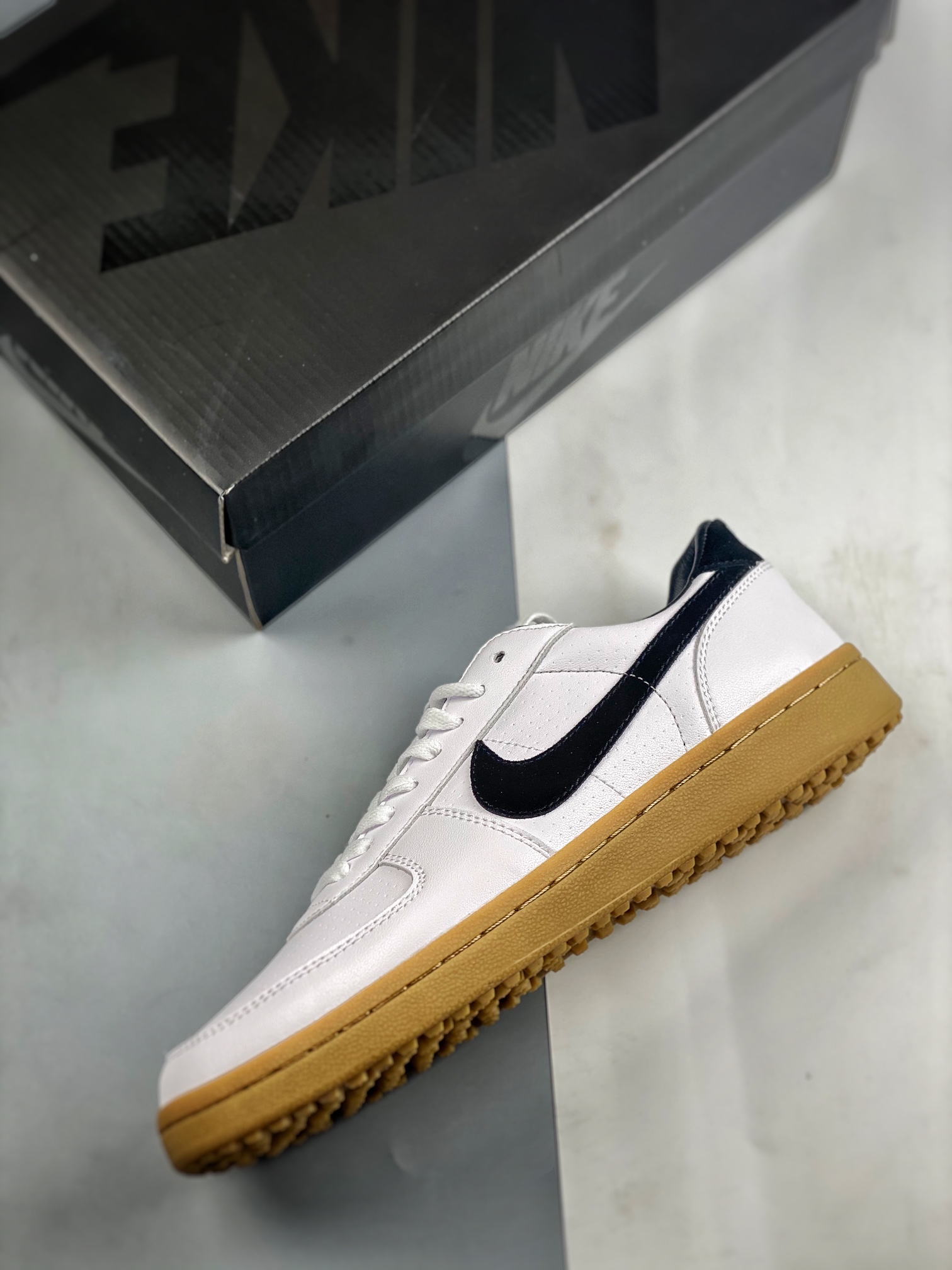 CX专供 毒版公司货
【NK】
Nk Field General 82 美式休闲运动鞋 HJ3239-100
#鞋面采用精选顺滑皮革、合成革与耐固织物材质打造;经典黑白配色组合与黑色华夫格鞋底相呼应。经典复刻配色见证 20 世纪 80 年代传奇球星征战赛场的精彩瞬间。
尺码:36 36.5 37.5 38 38.5 39 40 40.5 41 42 42.5 43 44 44.5 45
lods