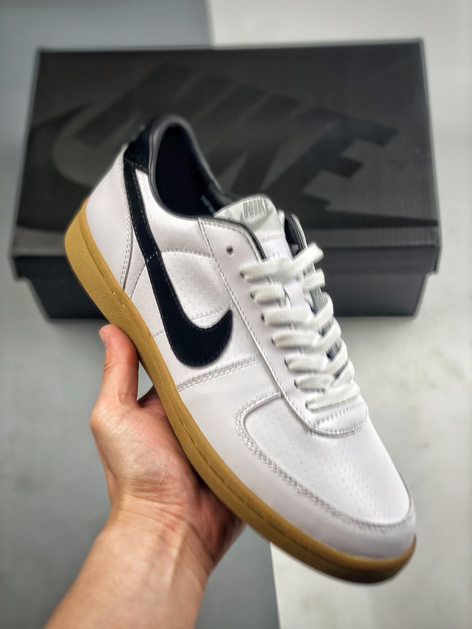 CX专供 毒版公司货
【NK】
 Nk Field General 82 美式休闲运动鞋 HJ3239-100
#鞋面采用精选顺滑皮革、合成革与耐固织物材质打造；经典黑白配色组合与黑色华夫格鞋底相呼应。经典复刻配色见证 20 世纪 80 年代传奇球星征战赛场的精彩瞬间。
尺码：36 36.5 37.5 38 38.5 39 40 40.5 41 42 42.5 43 44 44.5 45 
lods