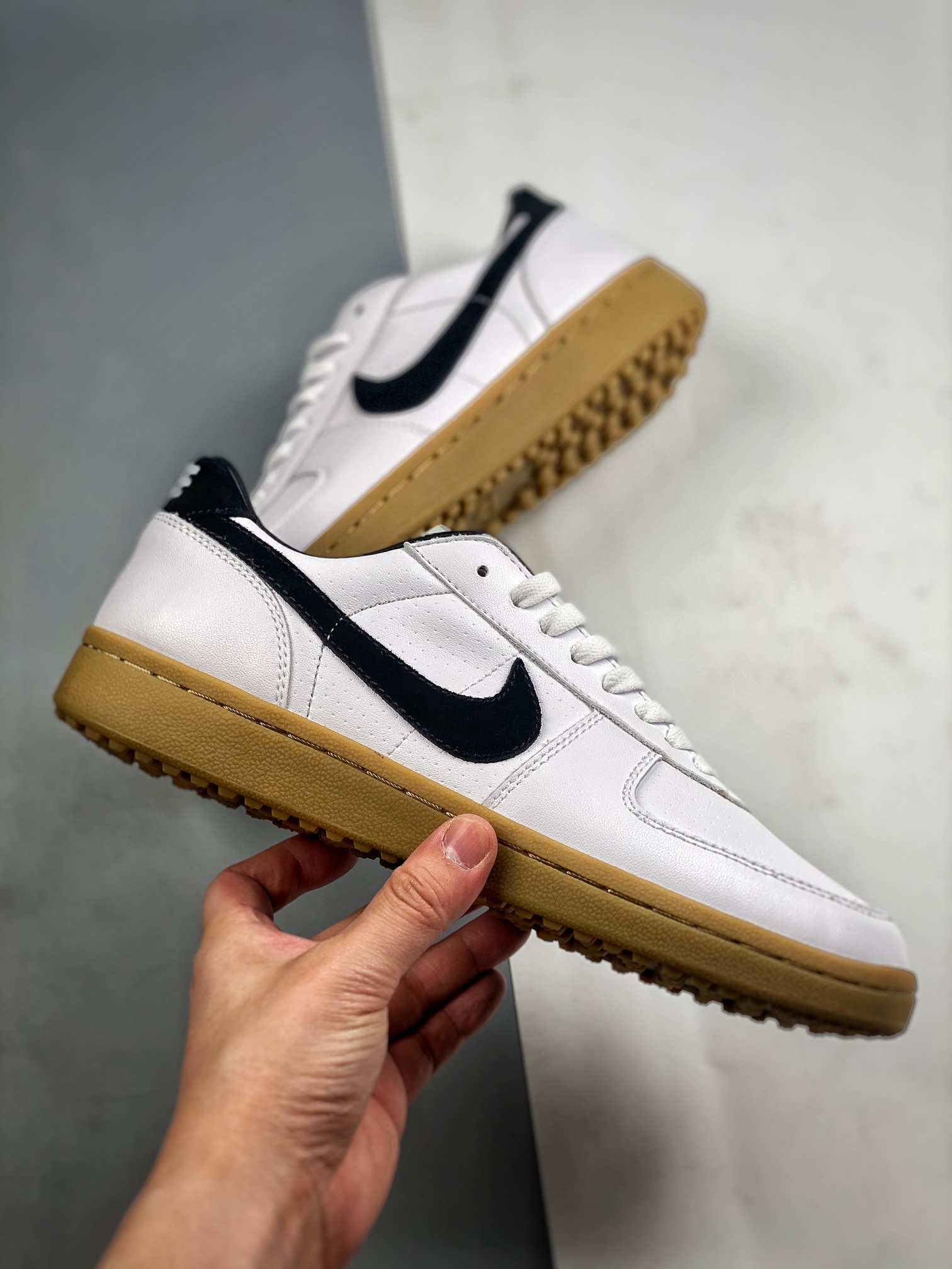 CX专供 毒版公司货
【NK】
Nk Field General 82 美式休闲运动鞋 HJ3239-100
#鞋面采用精选顺滑皮革、合成革与耐固织物材质打造;经典黑白配色组合与黑色华夫格鞋底相呼应。经典复刻配色见证 20 世纪 80 年代传奇球星征战赛场的精彩瞬间。
尺码:36 36.5 37.5 38 38.5 39 40 40.5 41 42 42.5 43 44 44.5 45
lods