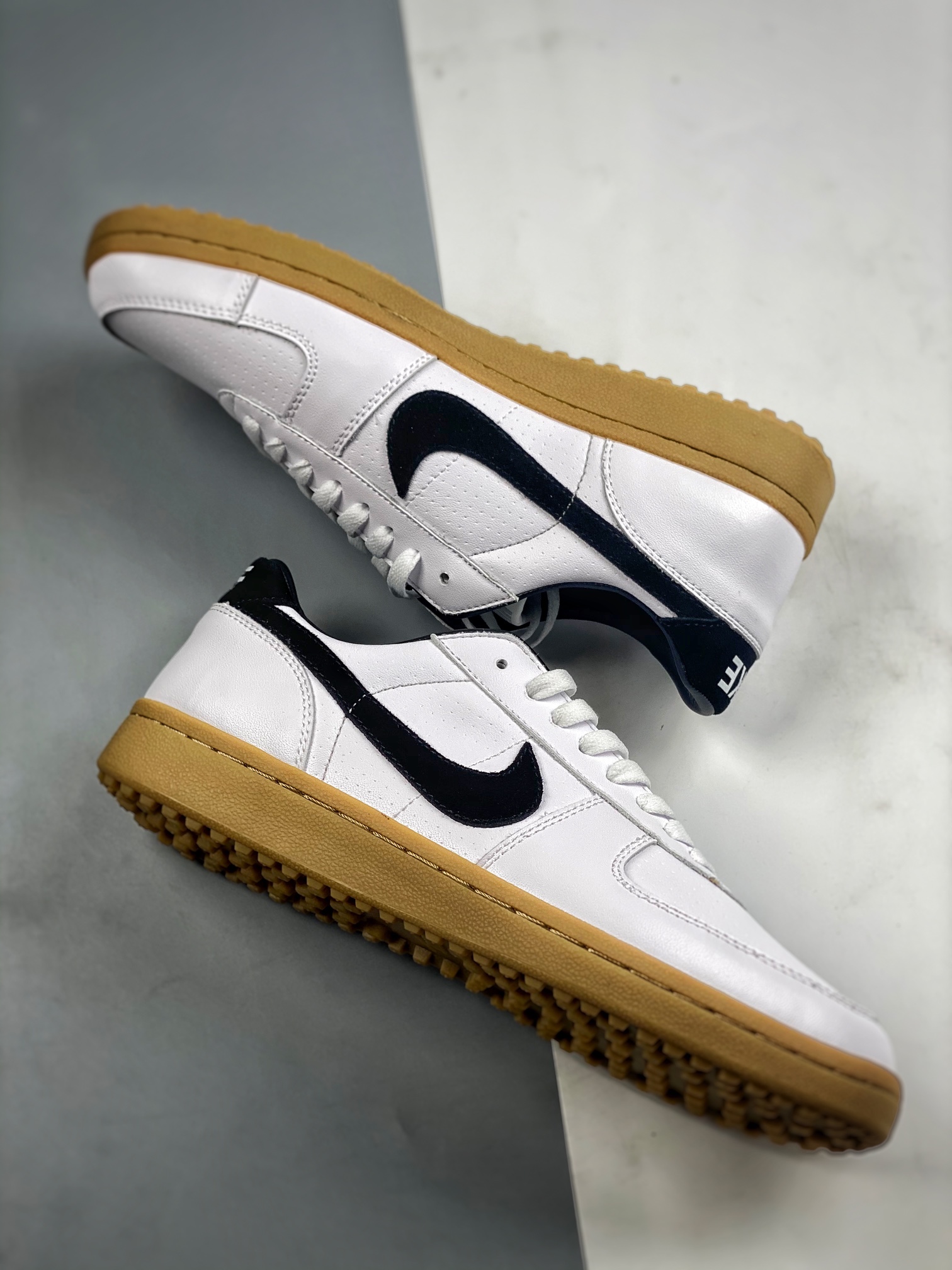 CX专供 毒版公司货
【NK】
Nk Field General 82 美式休闲运动鞋 HJ3239-100
#鞋面采用精选顺滑皮革、合成革与耐固织物材质打造;经典黑白配色组合与黑色华夫格鞋底相呼应。经典复刻配色见证 20 世纪 80 年代传奇球星征战赛场的精彩瞬间。
尺码:36 36.5 37.5 38 38.5 39 40 40.5 41 42 42.5 43 44 44.5 45
lods