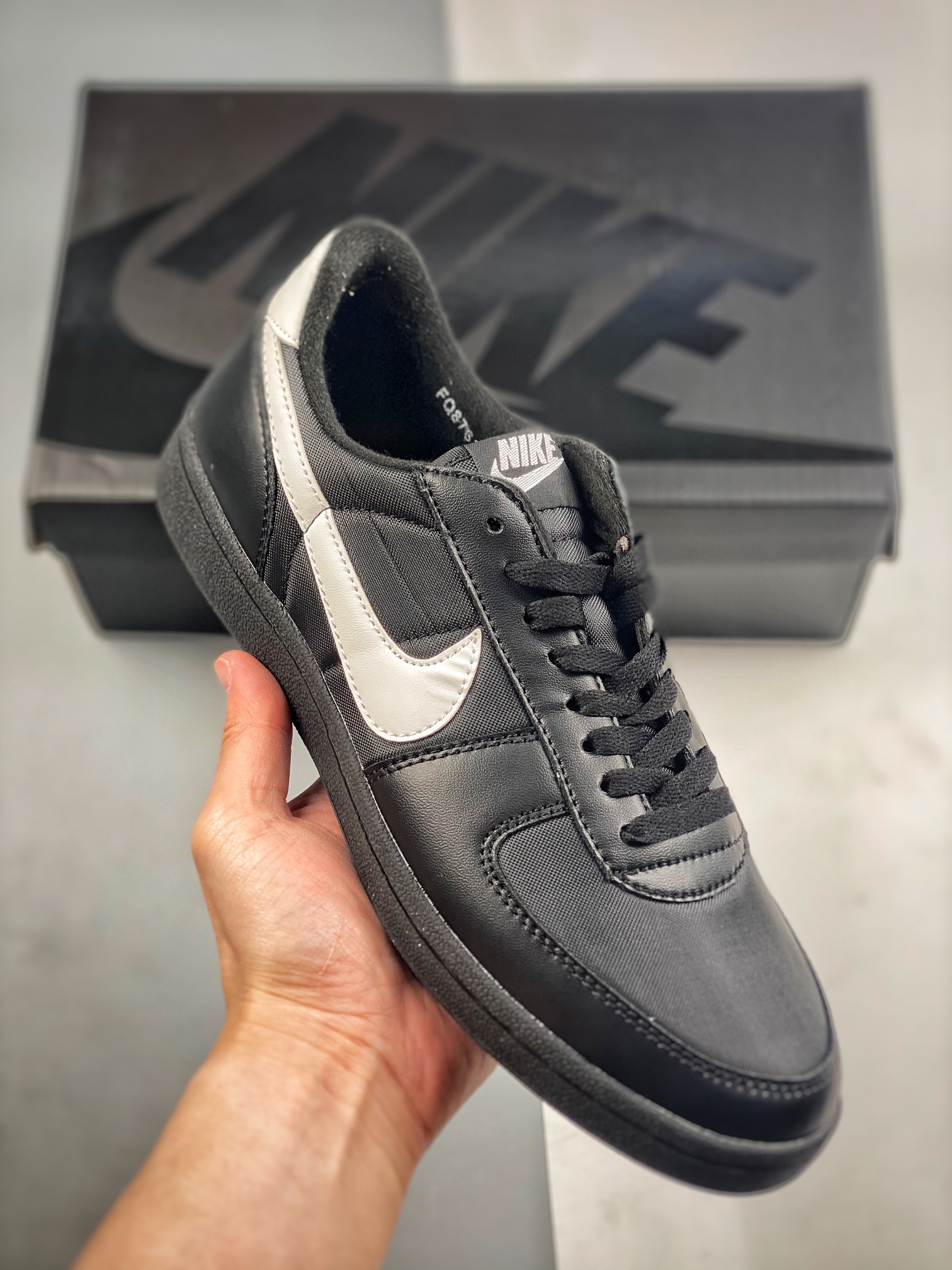 CX专供 毒版公司货
【NK】
 Nk Field General 82 美式休闲运动鞋 HJ3239-100
#鞋面采用精选顺滑皮革、合成革与耐固织物材质打造；经典黑白配色组合与黑色华夫格鞋底相呼应。经典复刻配色见证 20 世纪 80 年代传奇球星征战赛场的精彩瞬间。
尺码：36 36.5 37.5 38 38.5 39 40 40.5 41 42 42.5 43 44 44.5 45 
lods